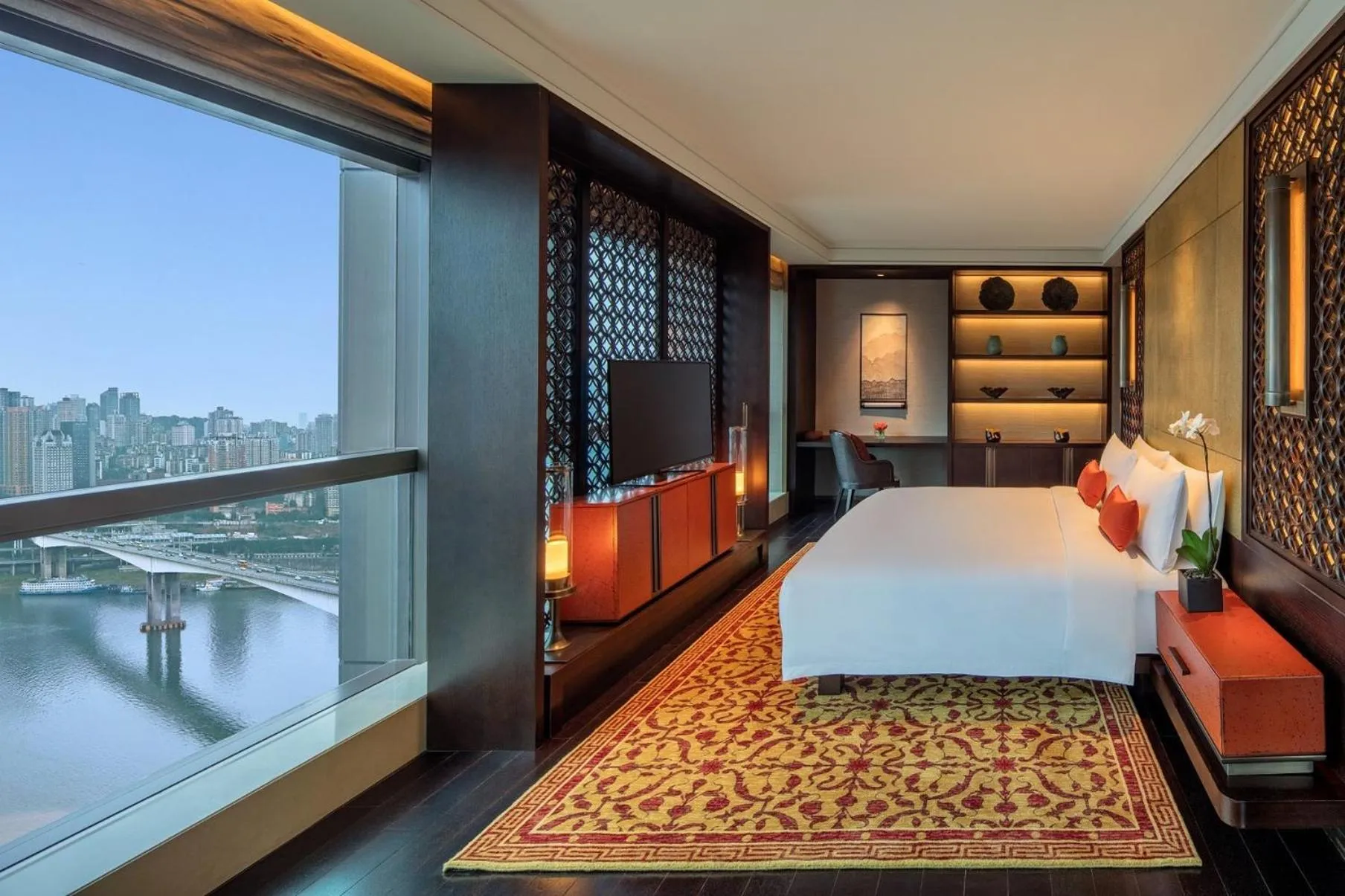 Photo of the whole room, Bed in Regent Chongqing
