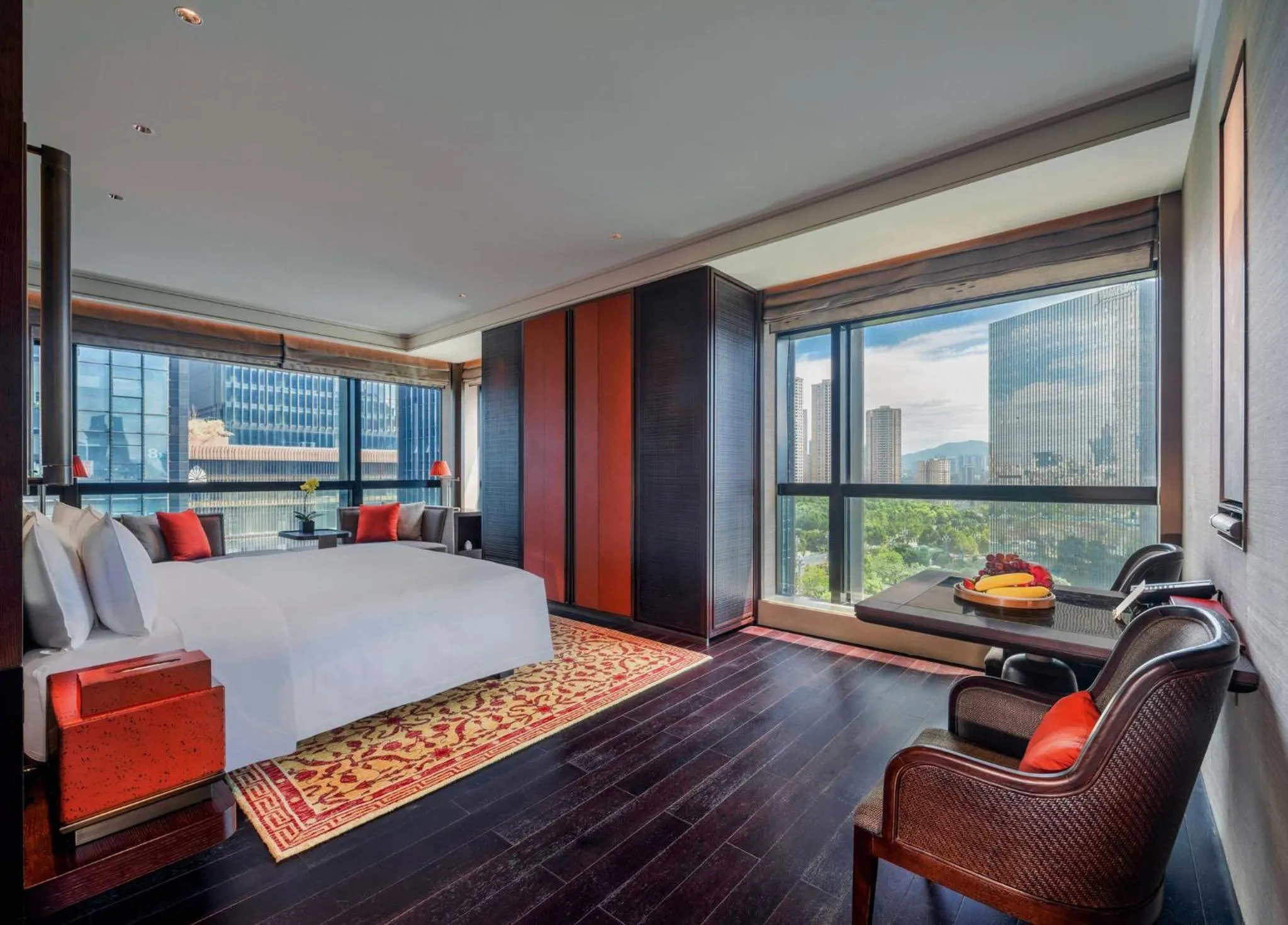 Photo of the whole room, Bed in Regent Chongqing