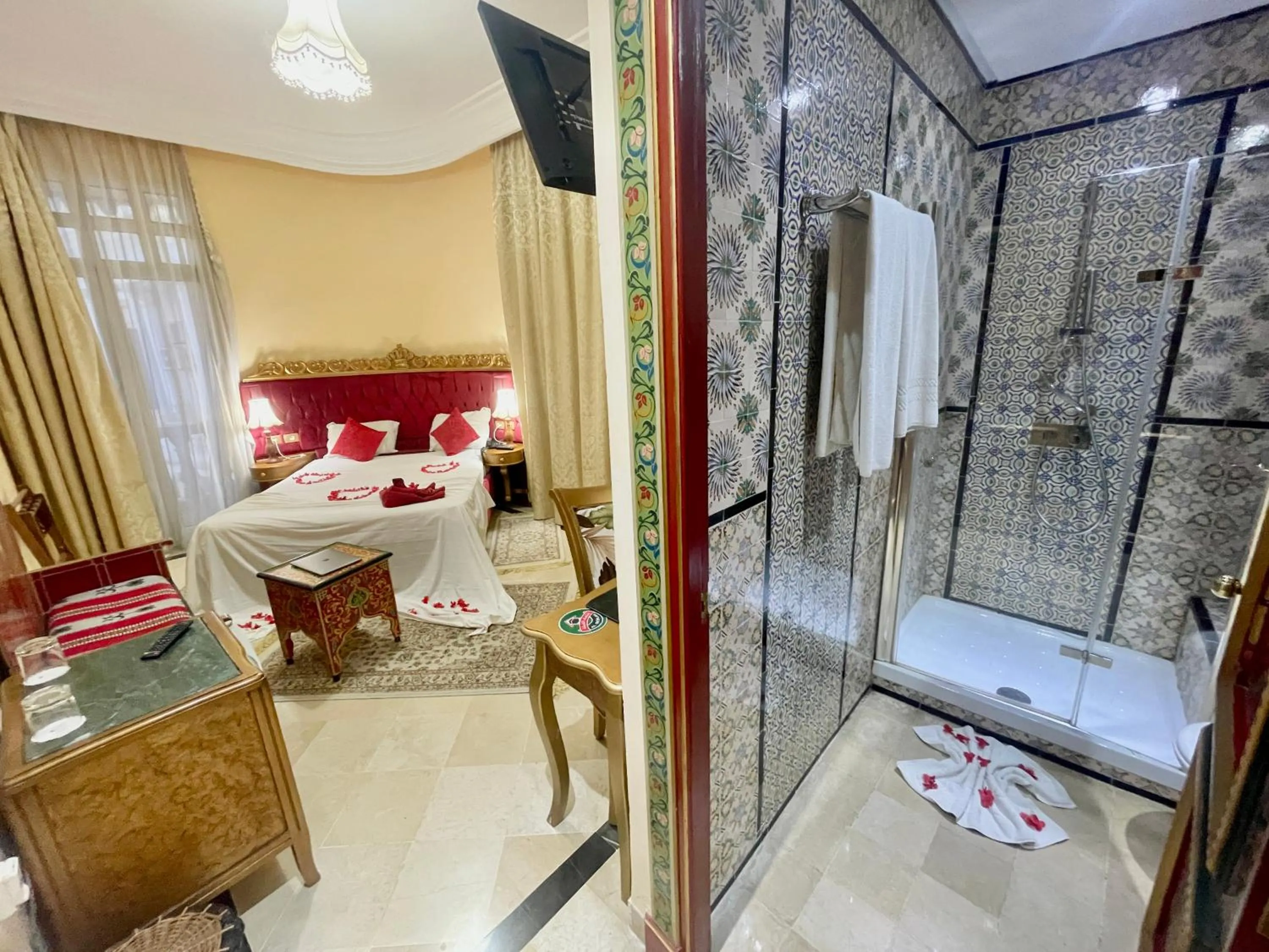 Shower, Bed in Royal Victoria - Ex British Embassy