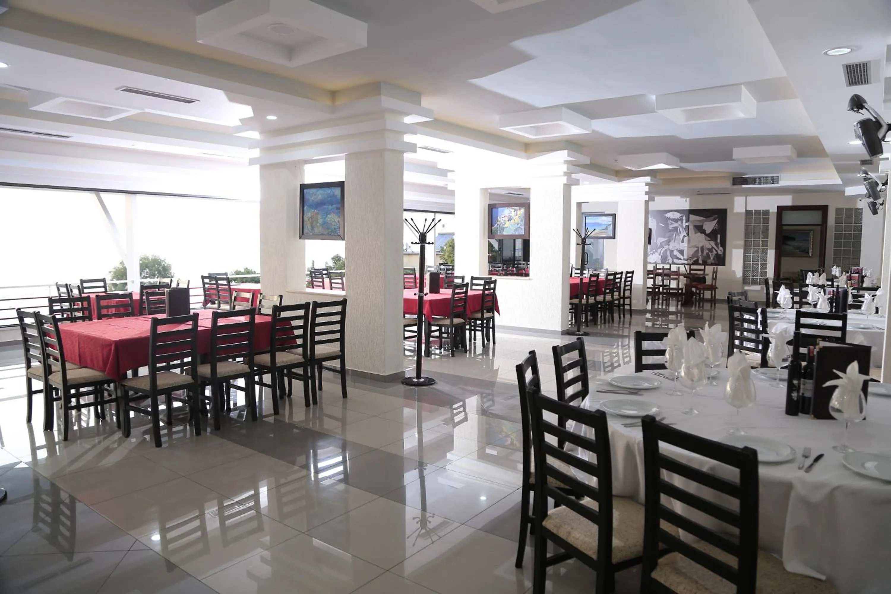 Restaurant/places to eat in Hotel Picasso