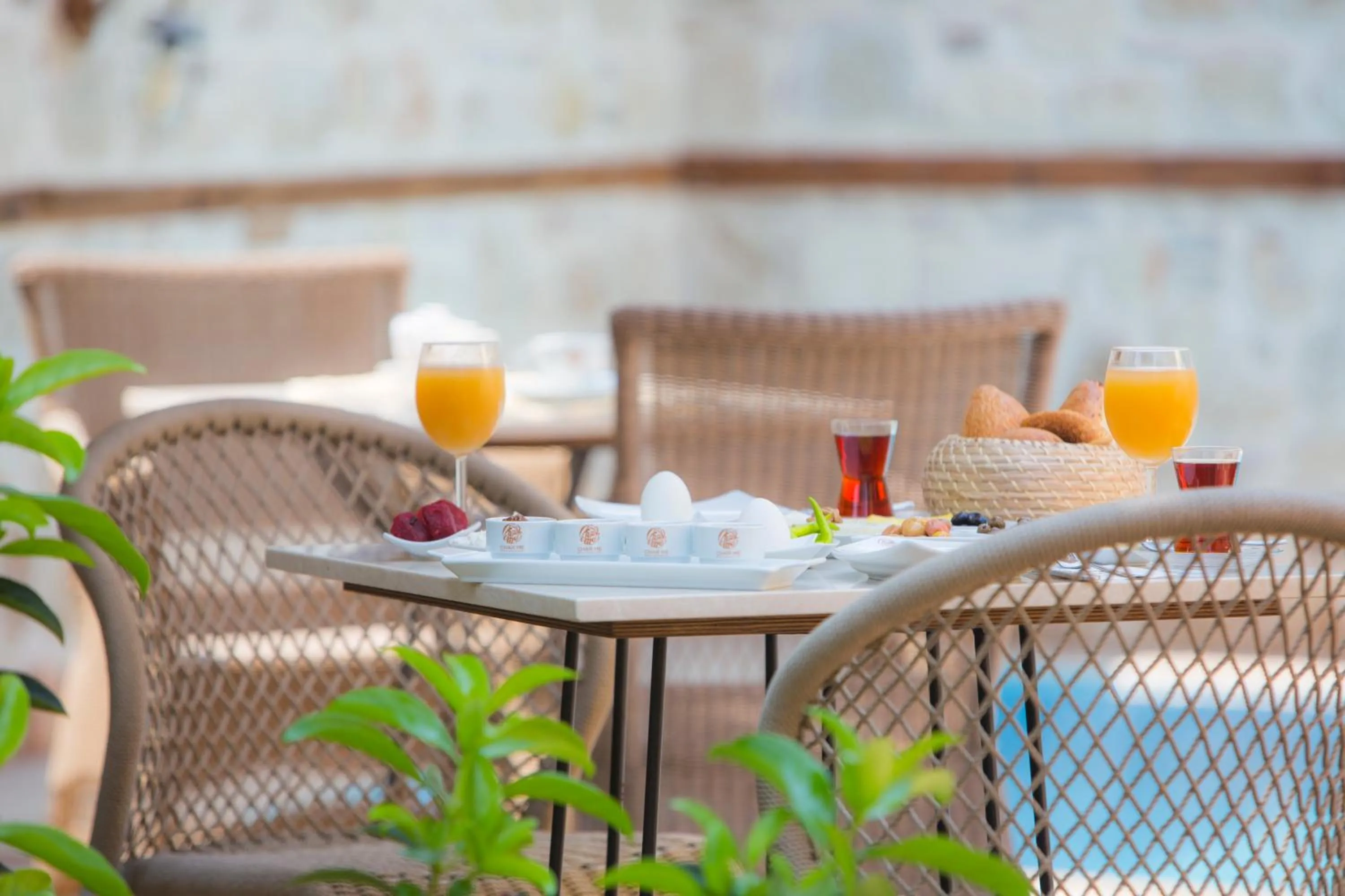 Food and drinks in Char Me Hotel