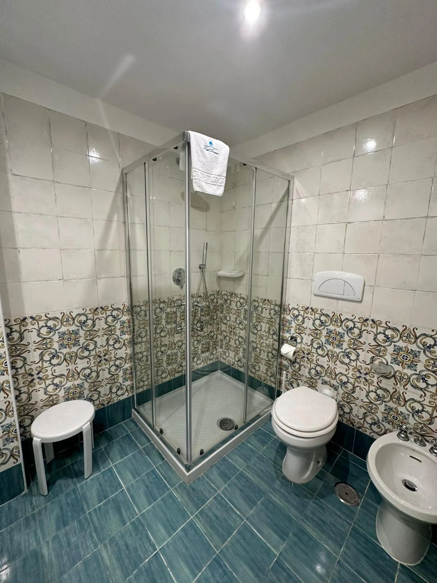 Photo of the whole room in Hotel America