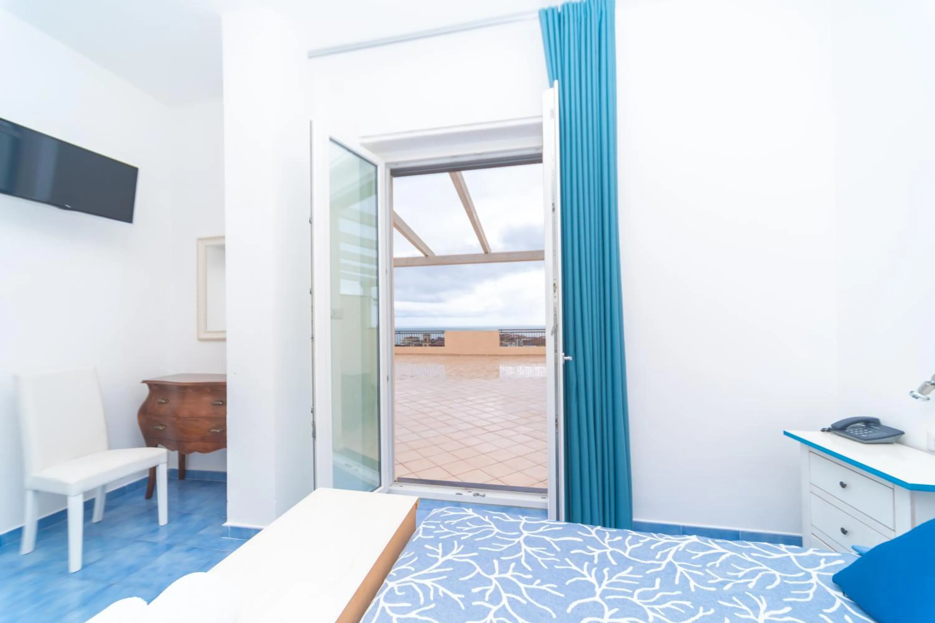 Photo of the whole room, Bed in Hotel America