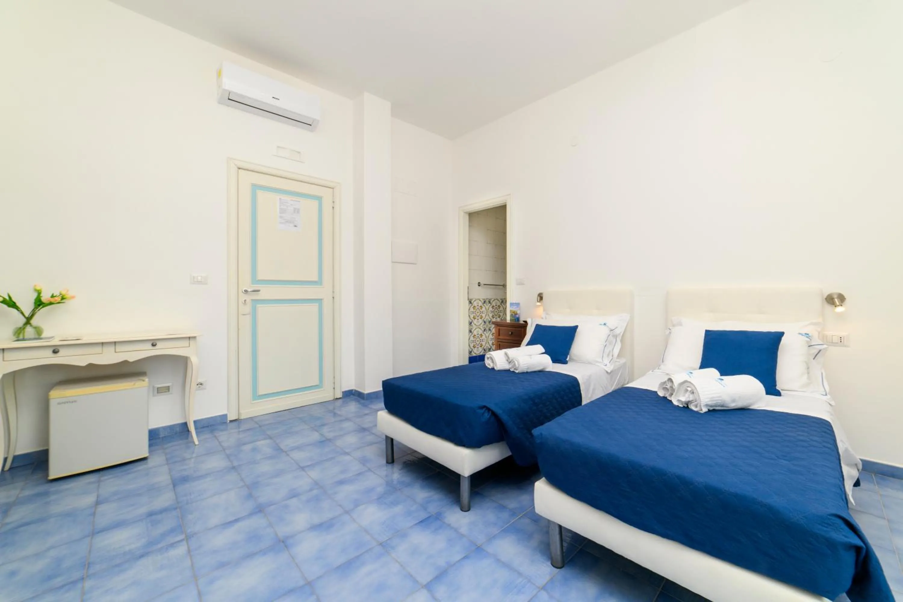 Photo of the whole room, Bed in Hotel America