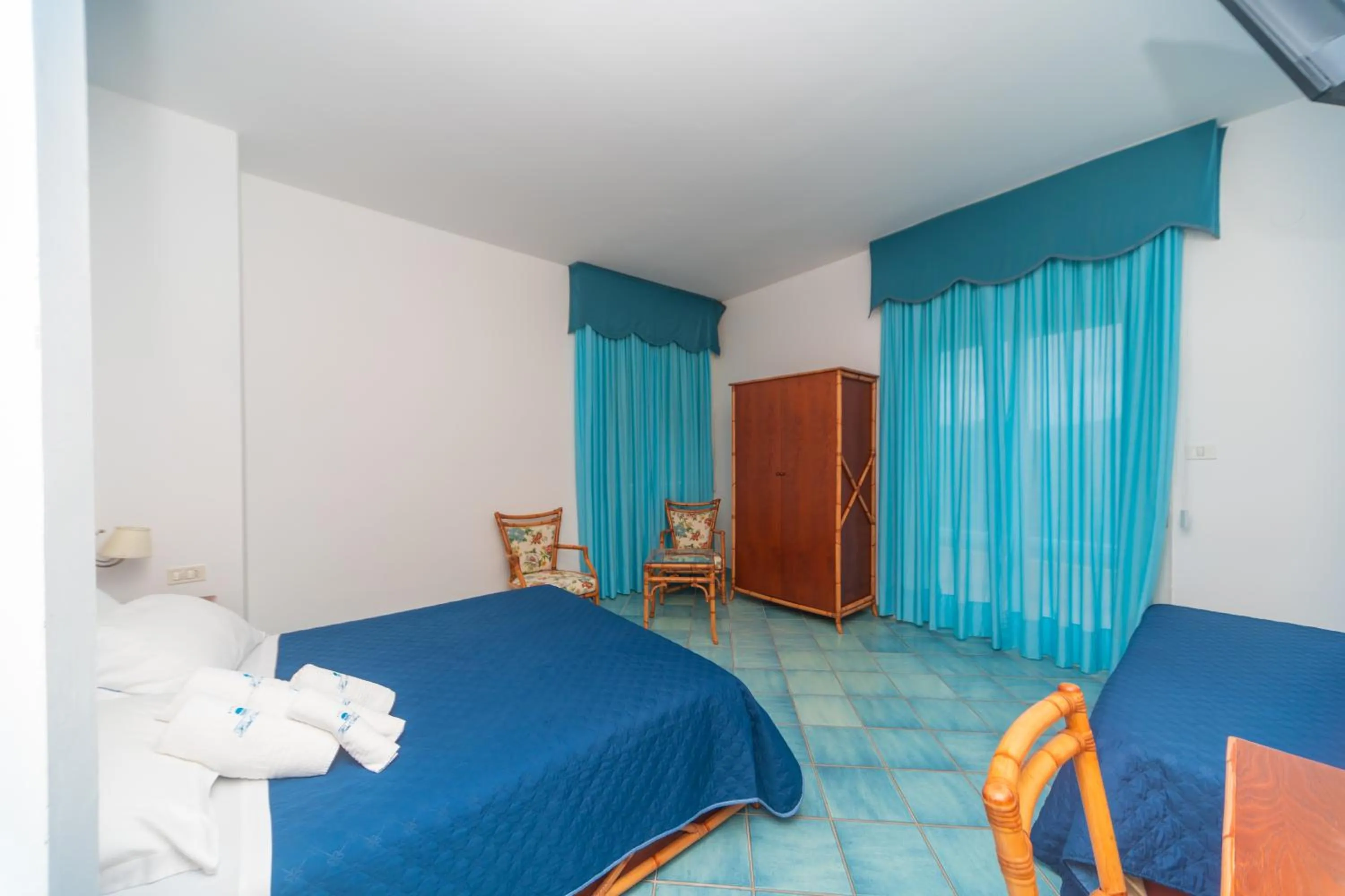 Photo of the whole room, Bed in Hotel America