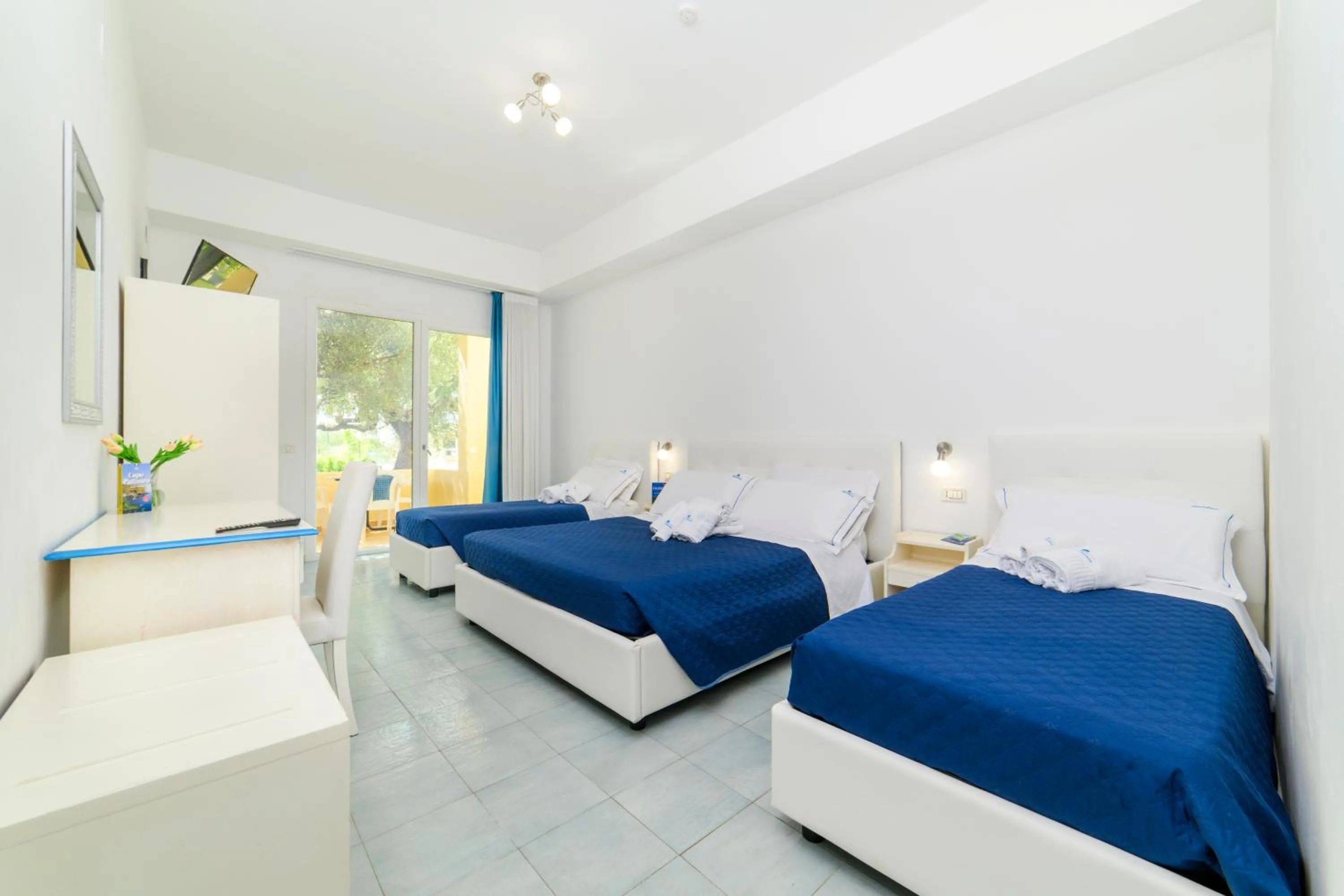 Photo of the whole room, Bed in Hotel America