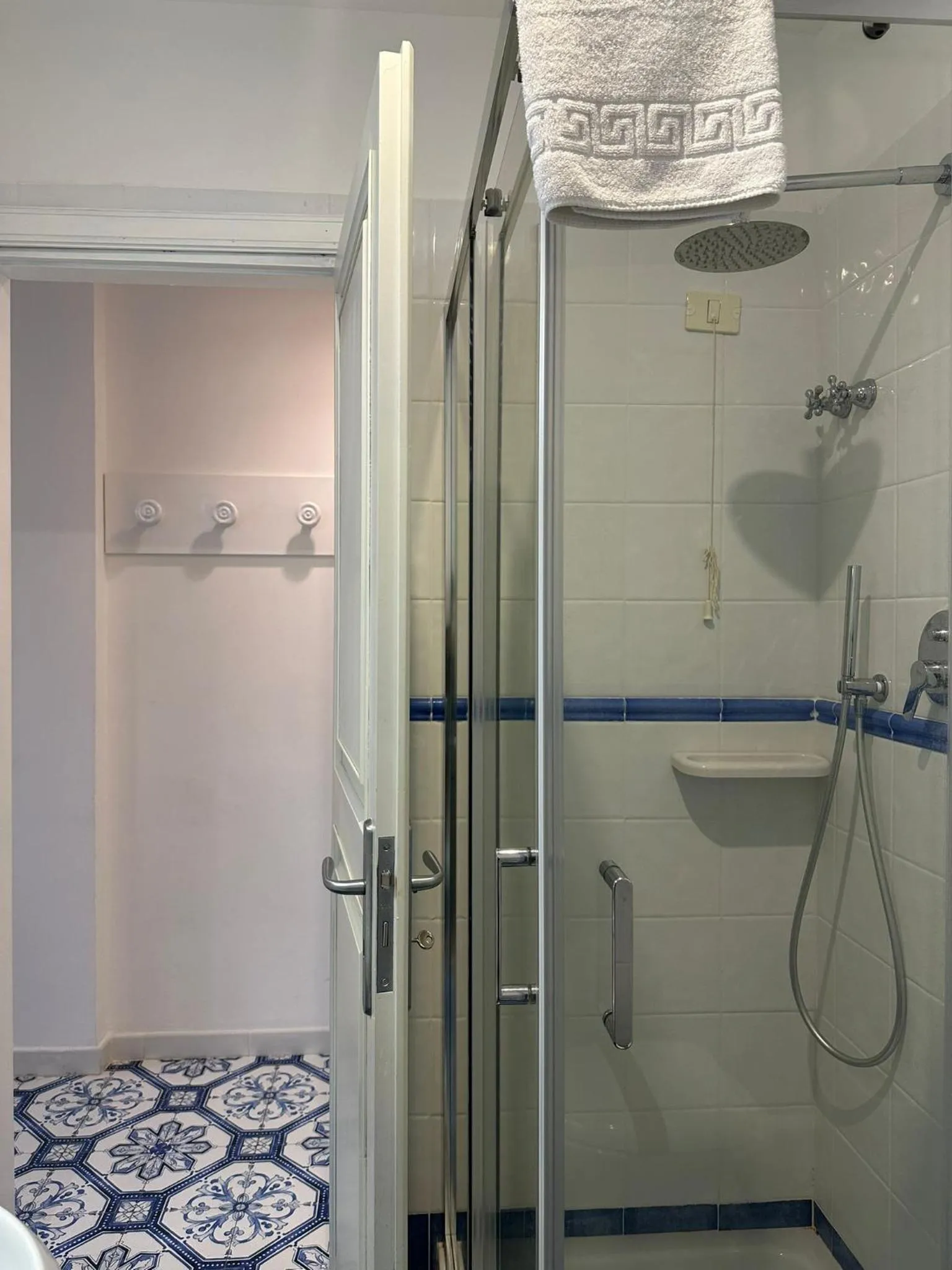 Shower in Hotel America
