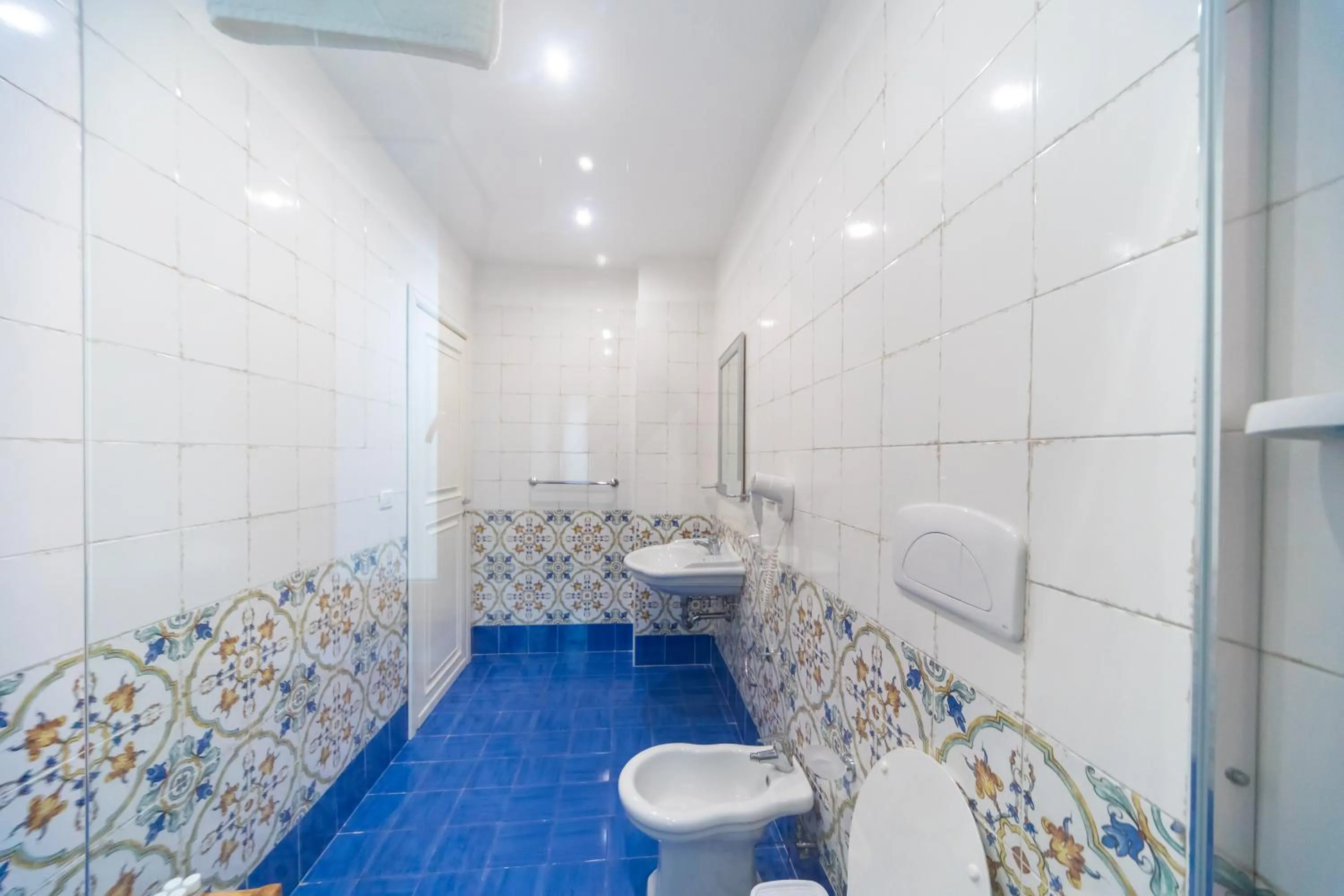 Bathroom in Hotel America