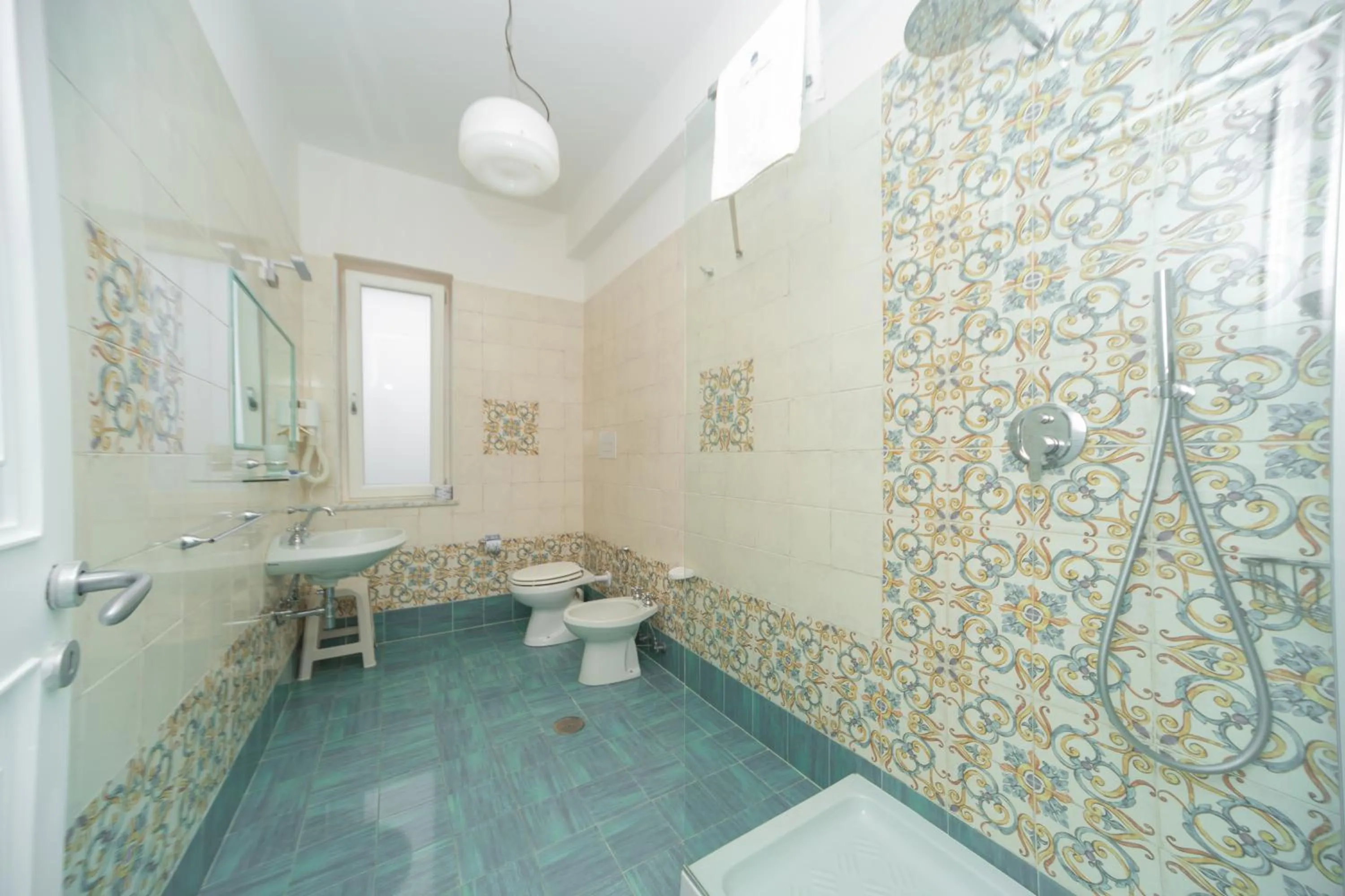 Shower in Hotel America