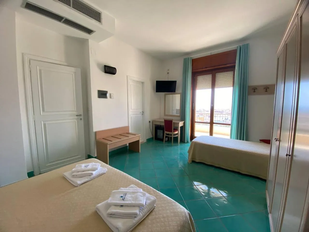 Photo of the whole room, Bed in Hotel America