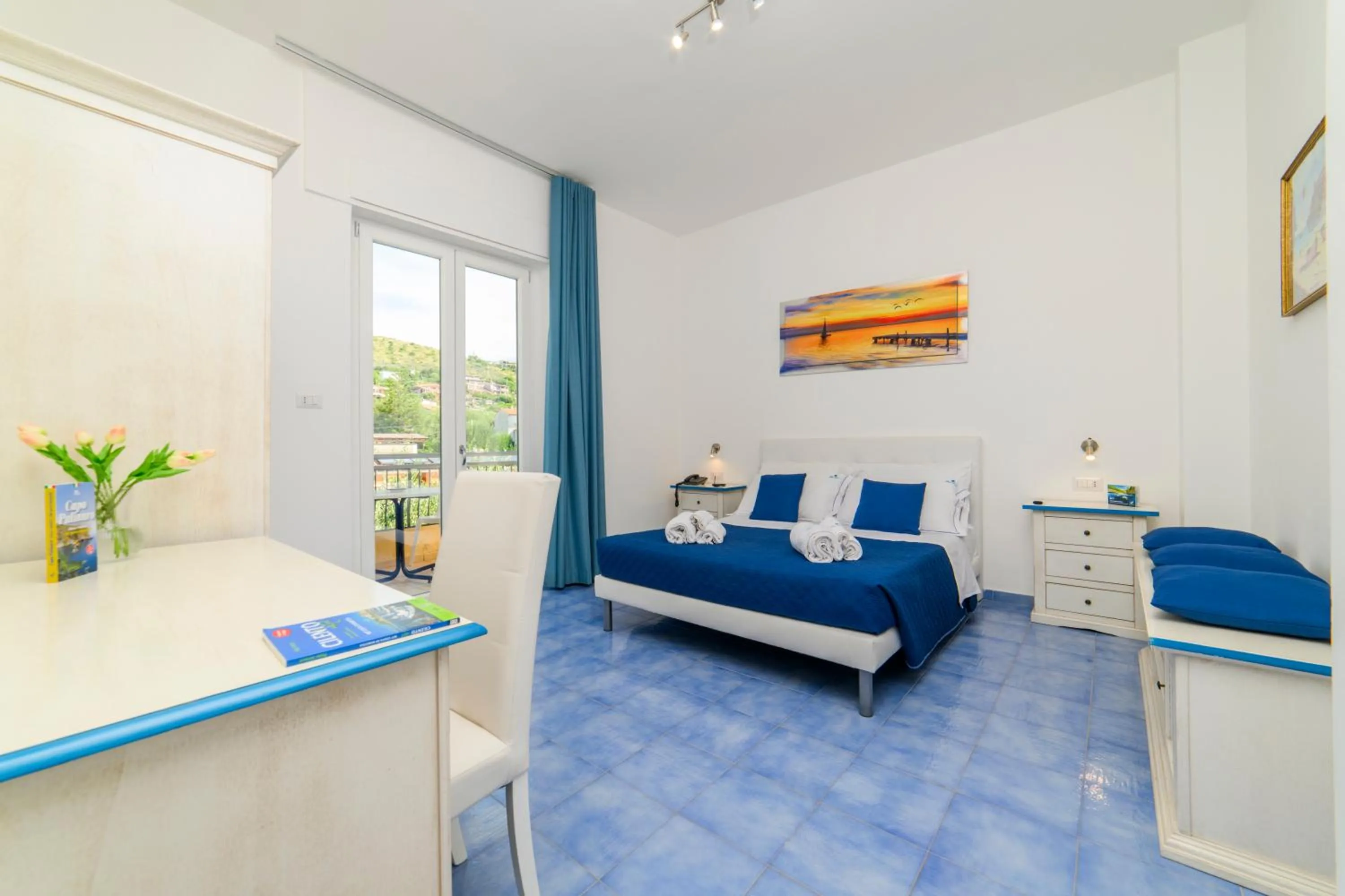 Photo of the whole room, Bed in Hotel America