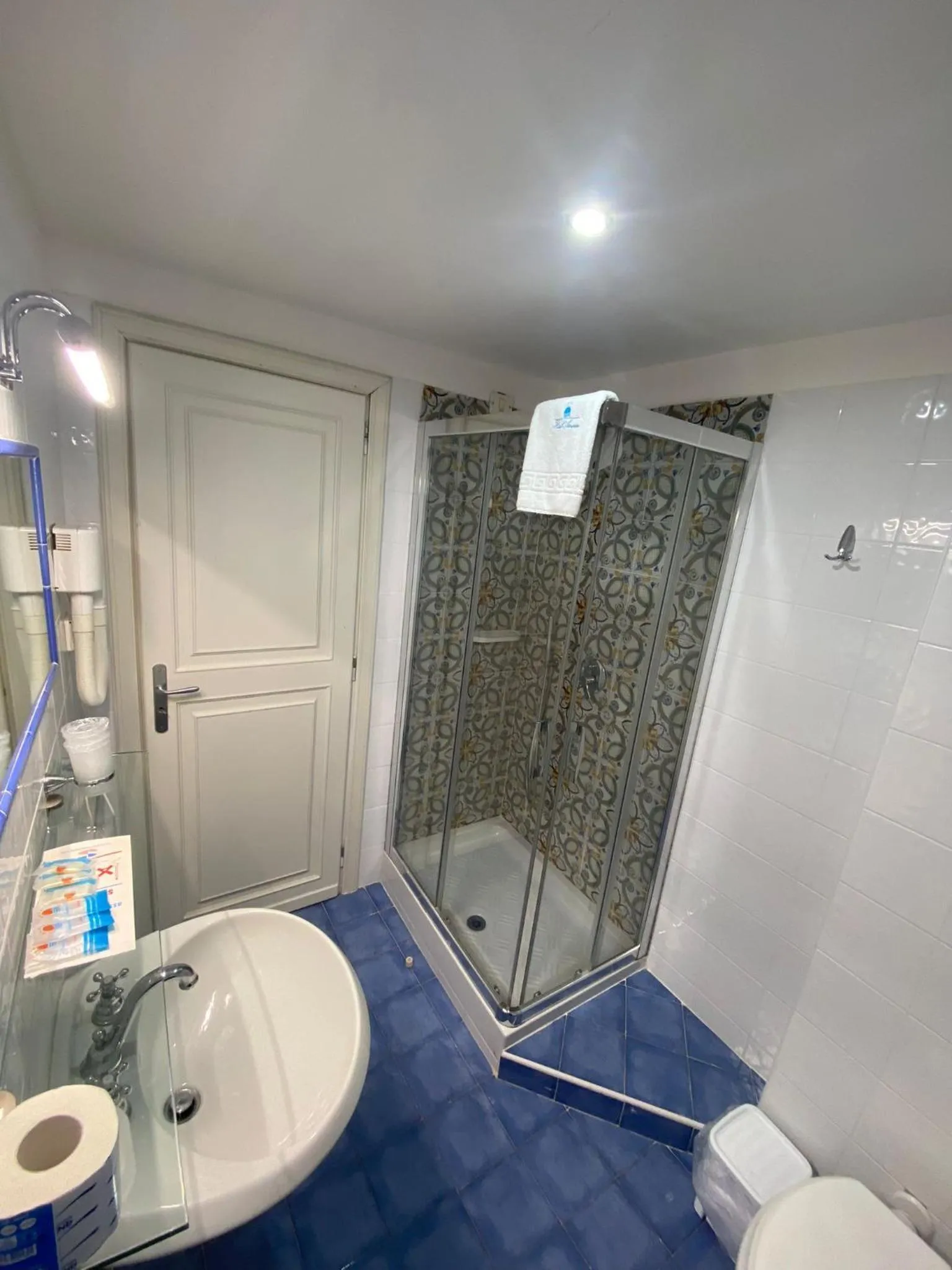 Shower in Hotel America