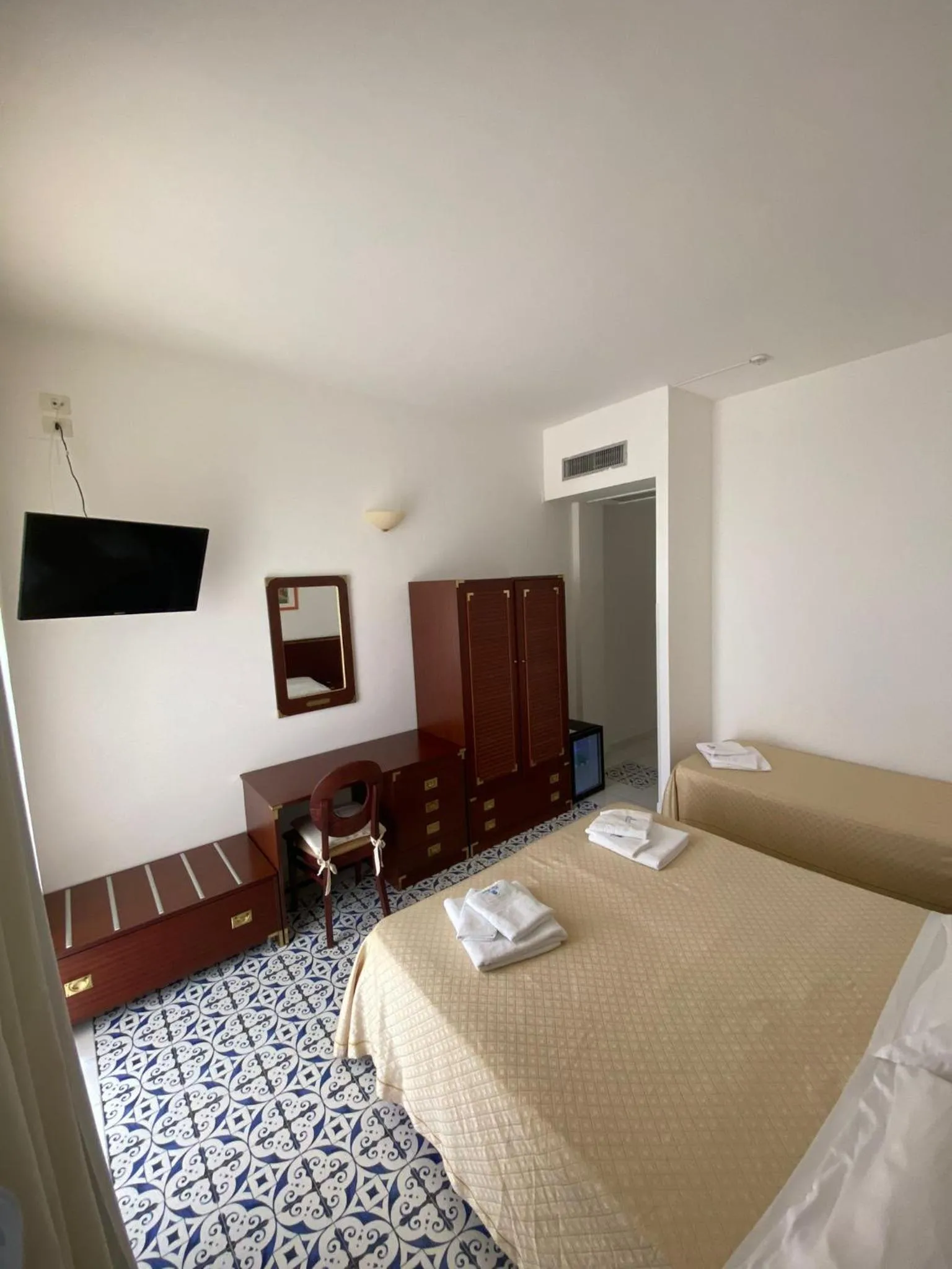 Photo of the whole room, Bed in Hotel America