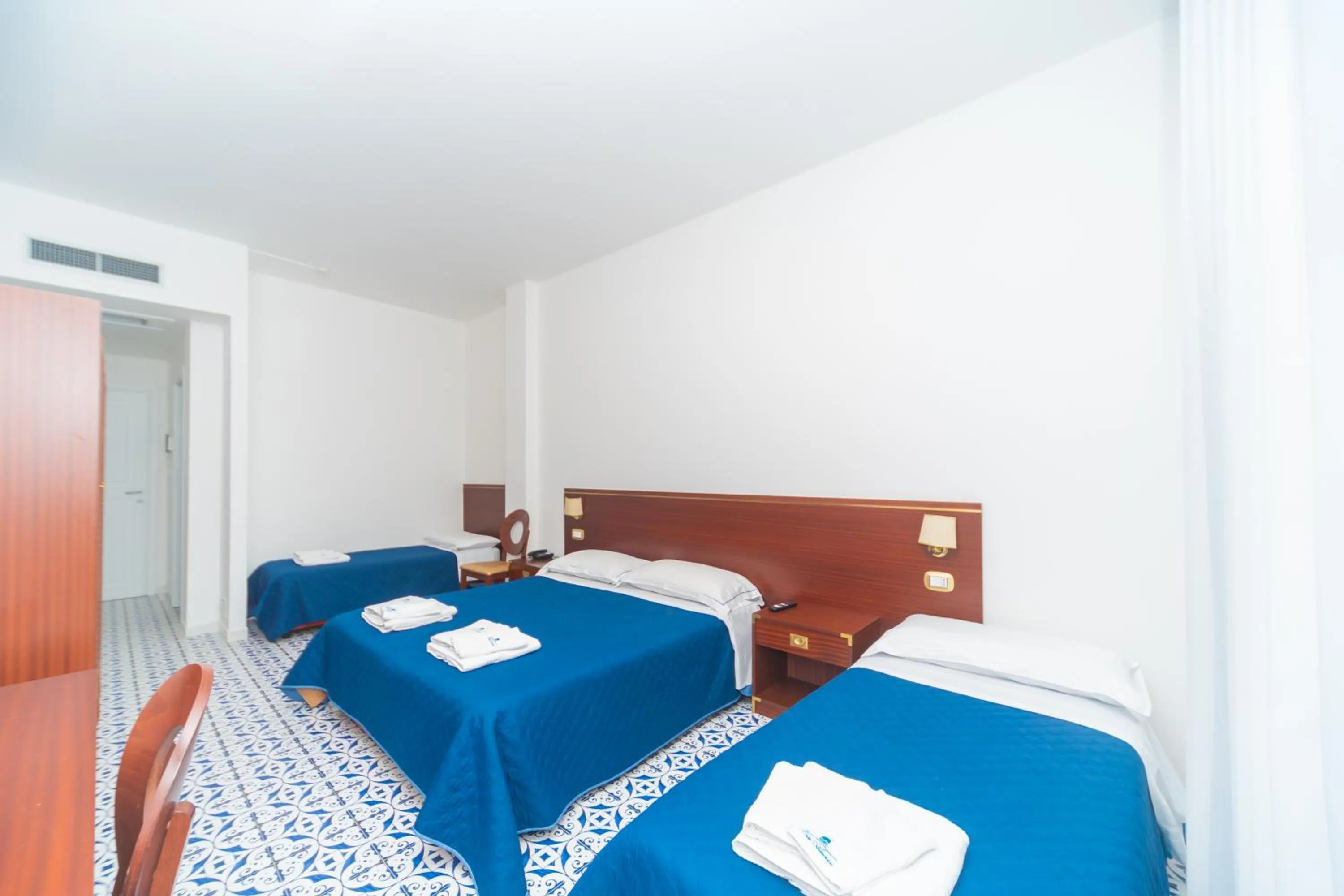 Photo of the whole room, Bed in Hotel America