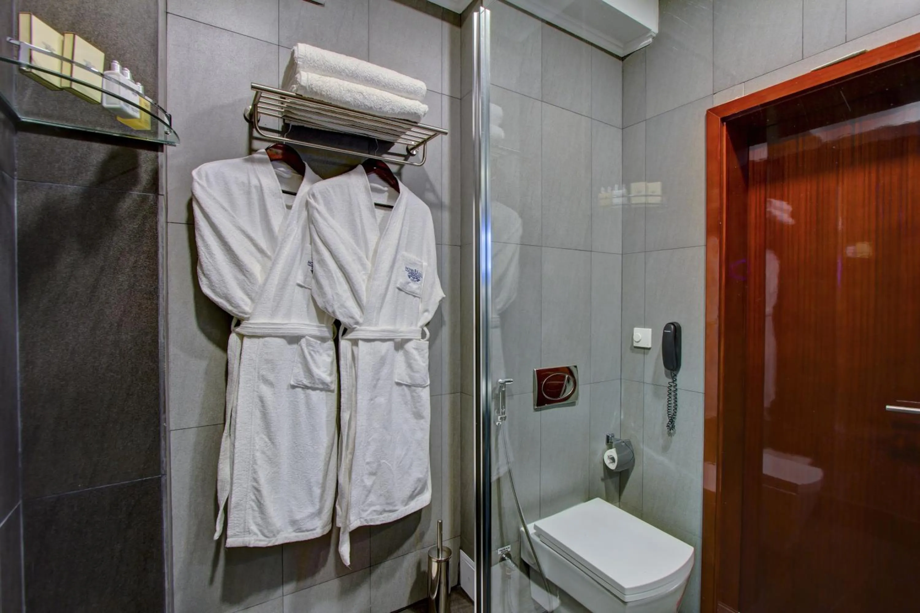 Shower in Hotel Lulu