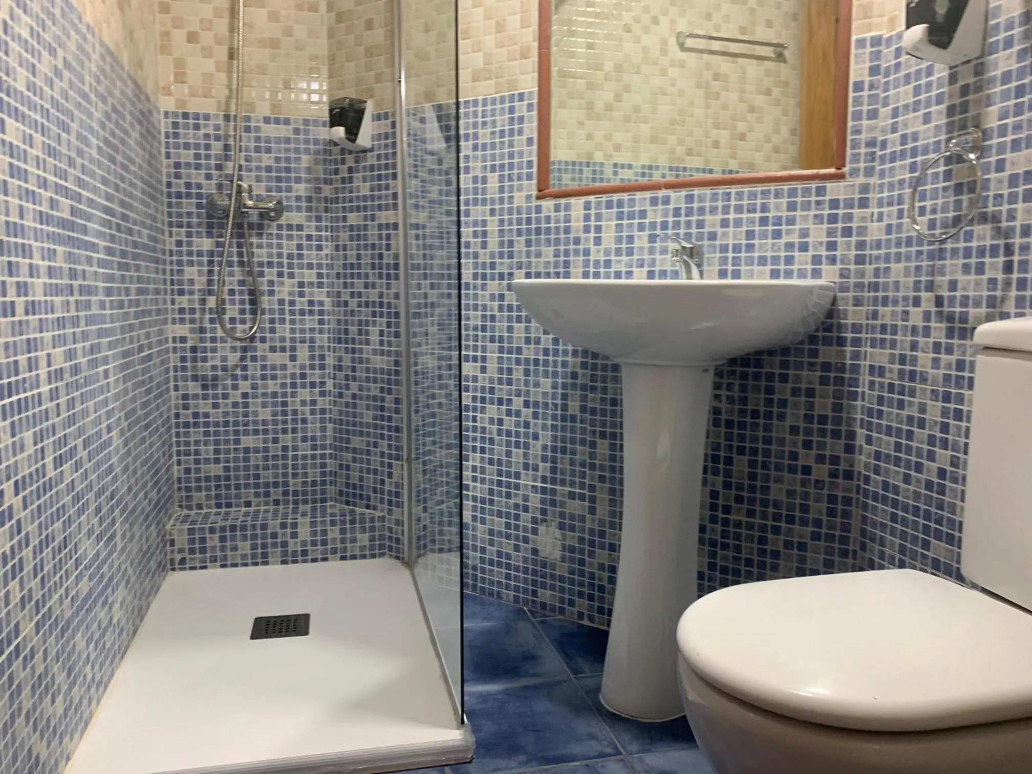 Bathroom in Hostal Juan XXIII