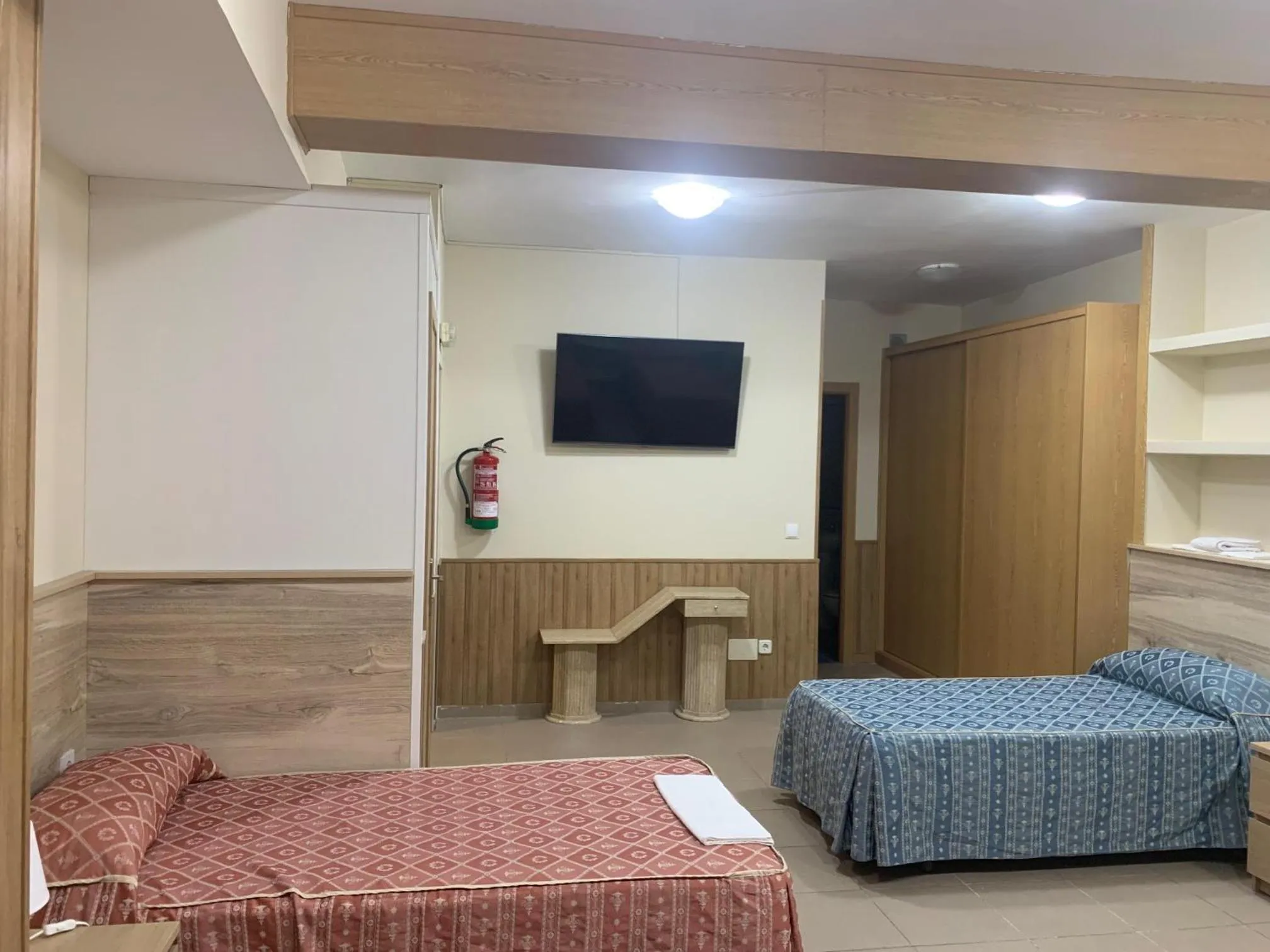 Communal lounge/ TV room, Bed in Hostal Juan XXIII