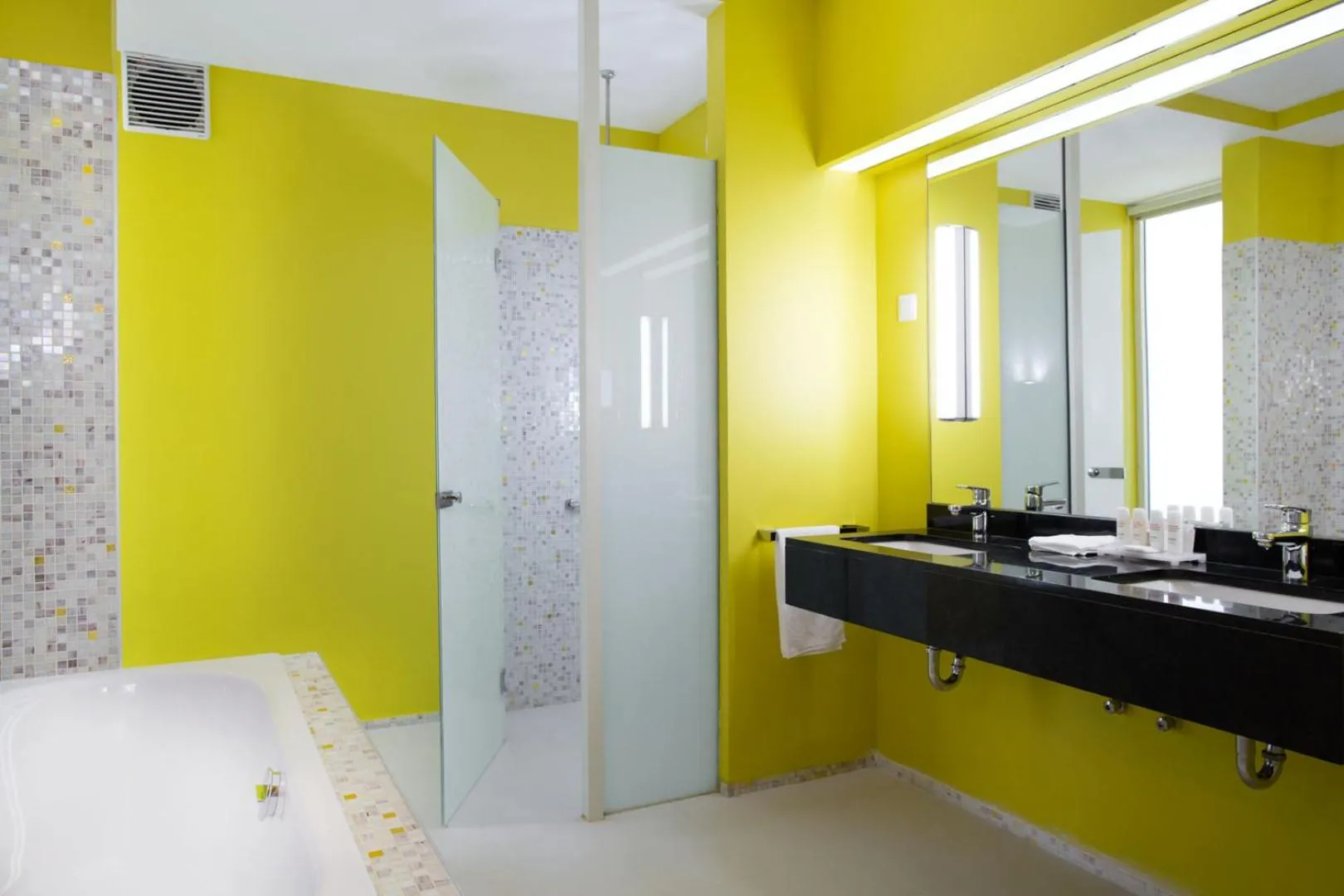 Bathroom, Bed in Radisson Blu Hotel & Convention Centre Kigali