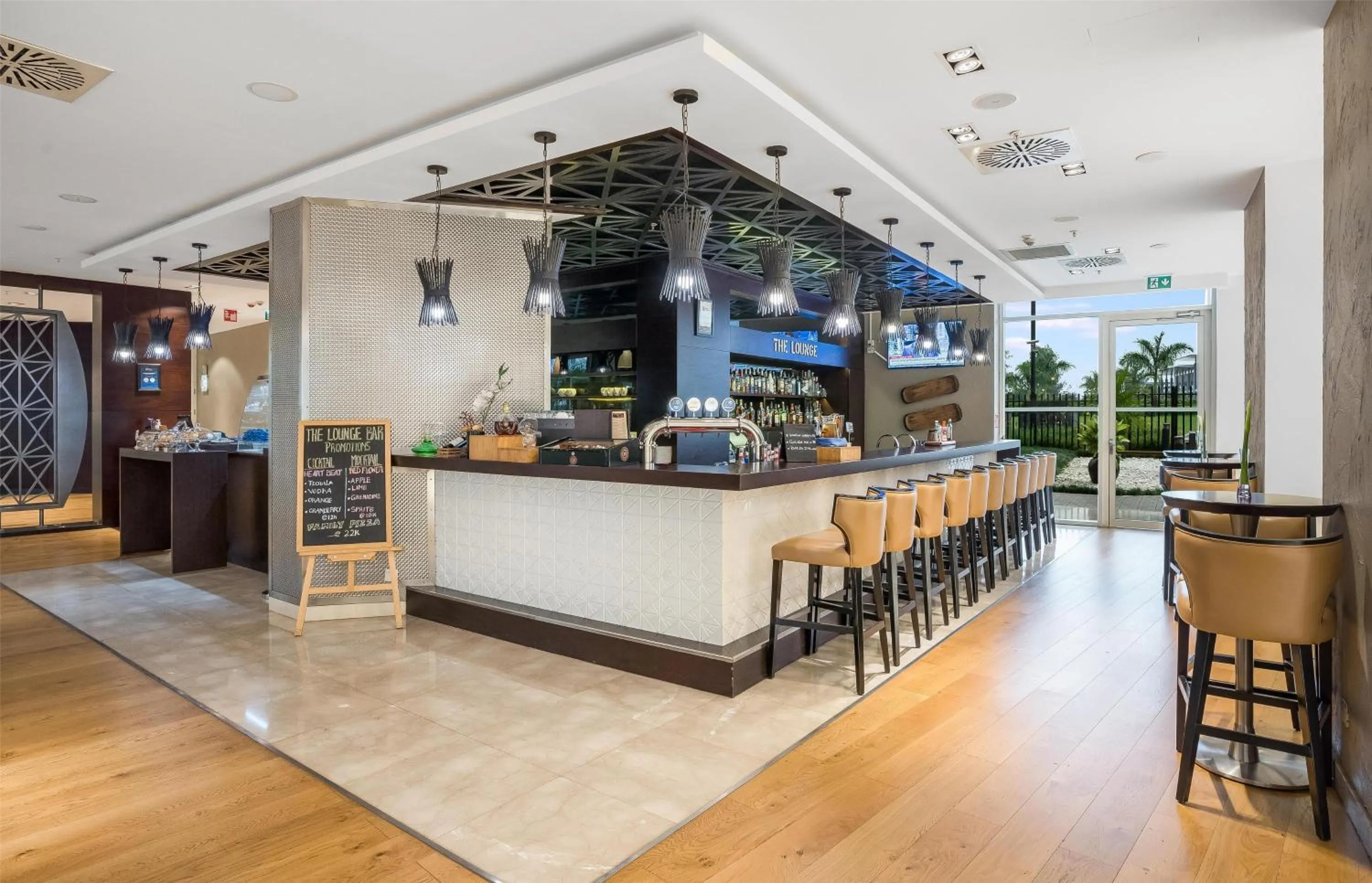 Lounge or bar in Radisson Blu Hotel & Convention Centre Kigali