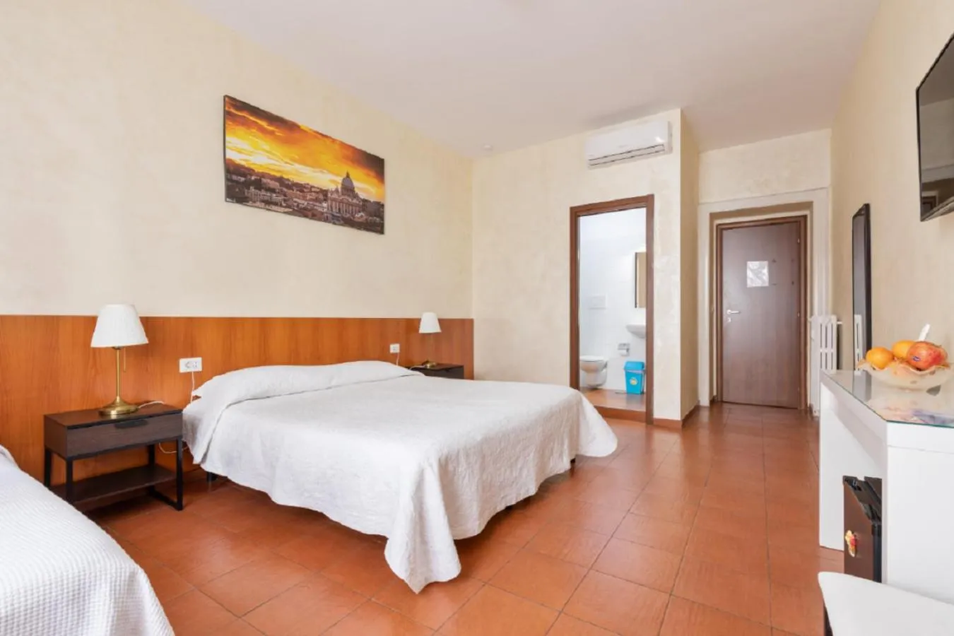 Photo of the whole room, Bed in Roma Enrico Guesthouse
