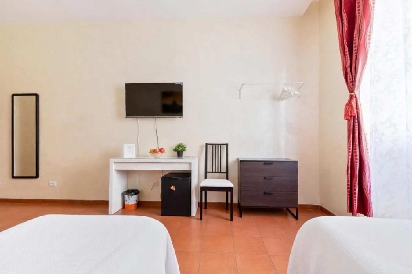 Photo of the whole room, Bed in Roma Enrico Guesthouse