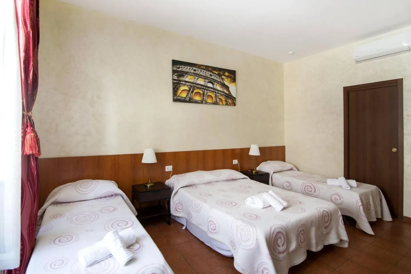 Photo of the whole room, Bed in Roma Enrico Guesthouse