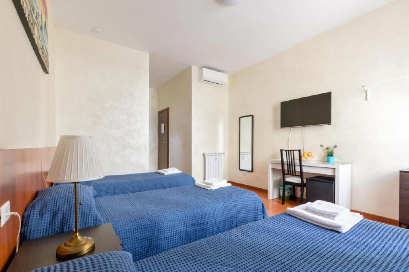 Photo of the whole room, Bed in Roma Enrico Guesthouse