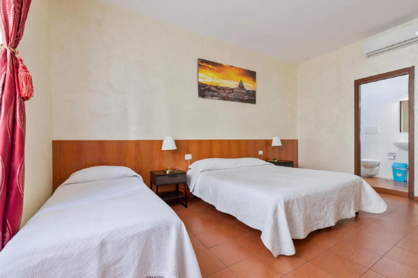 Photo of the whole room, Bed in Roma Enrico Guesthouse