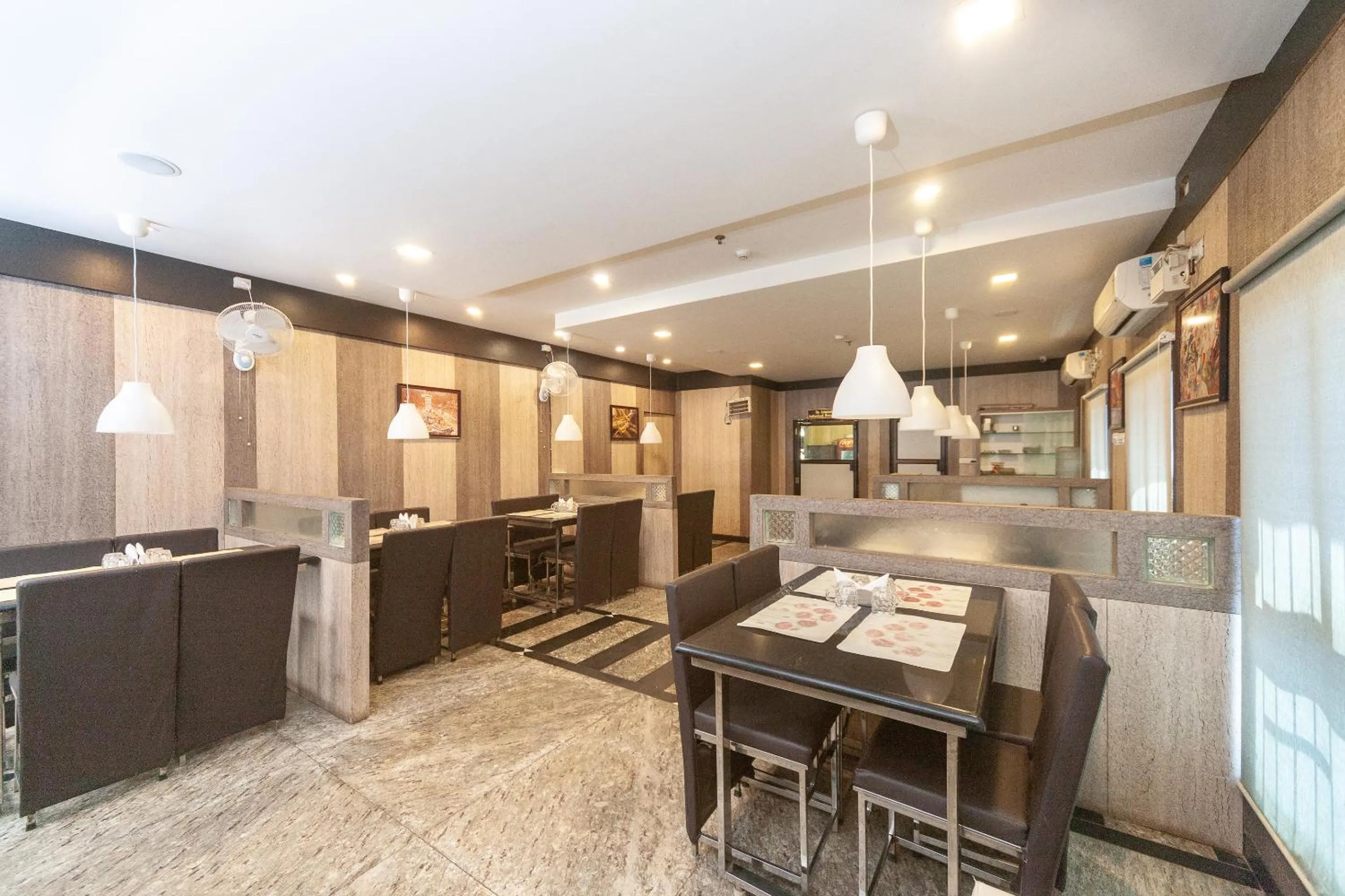 Restaurant/places to eat in Hotel Sumi Palace