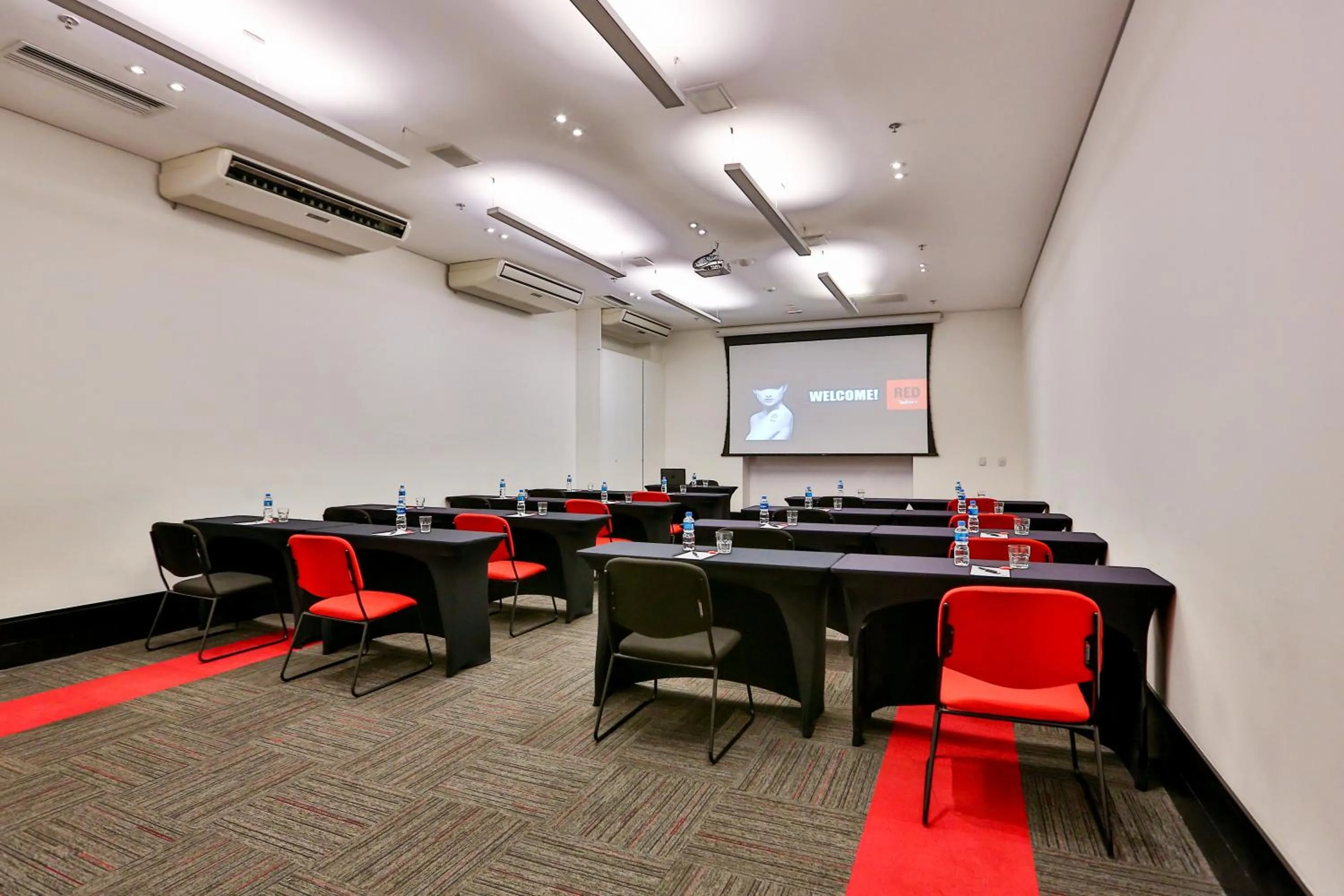 Meeting/conference room in Radisson RED Campinas