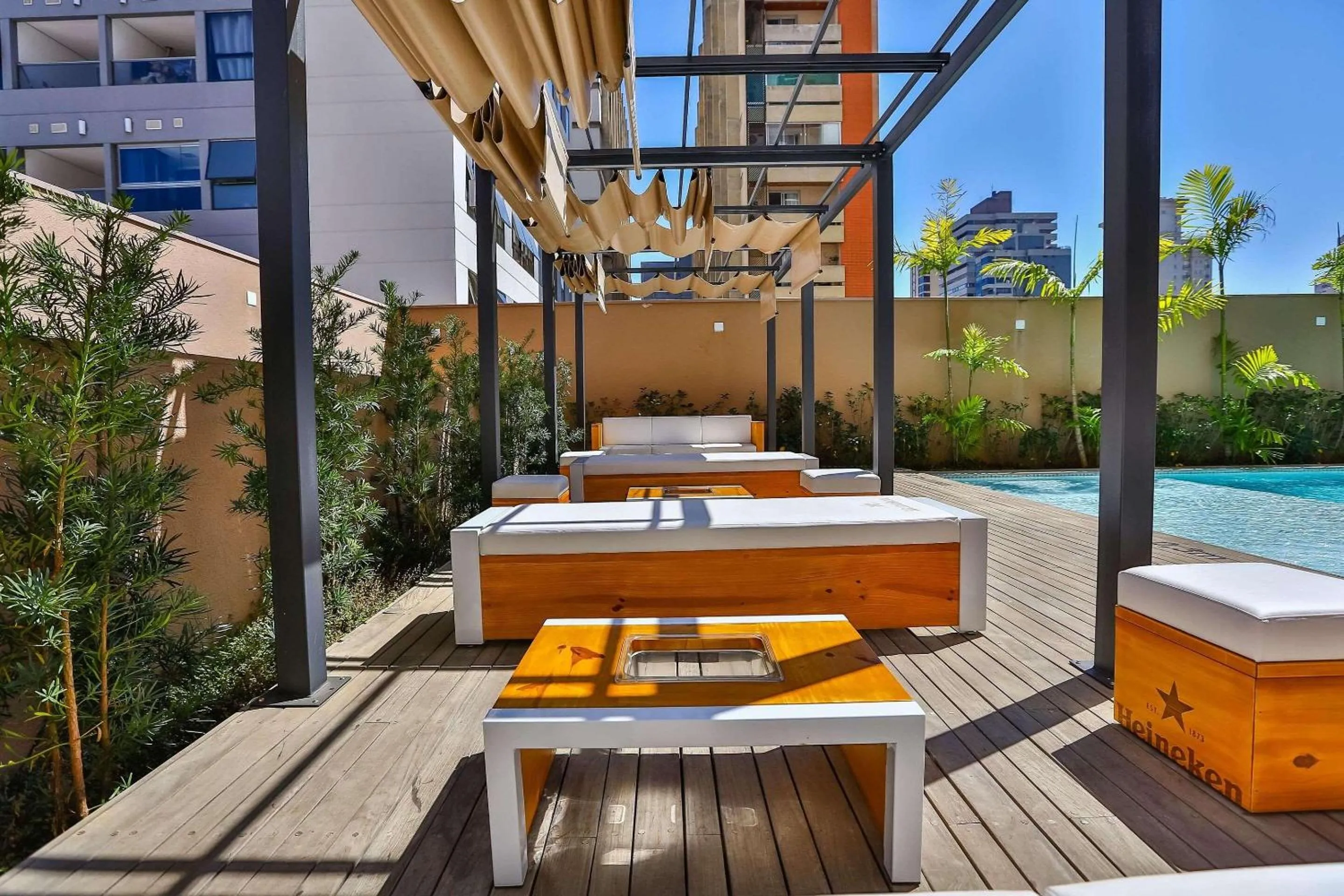 Swimming pool in Radisson RED Campinas