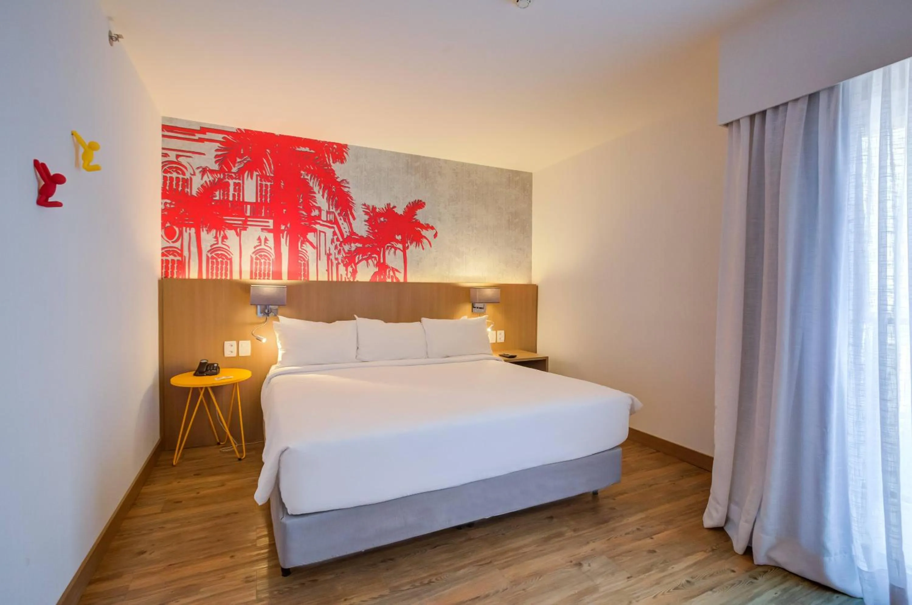 Photo of the whole room, Bed in Radisson RED Campinas