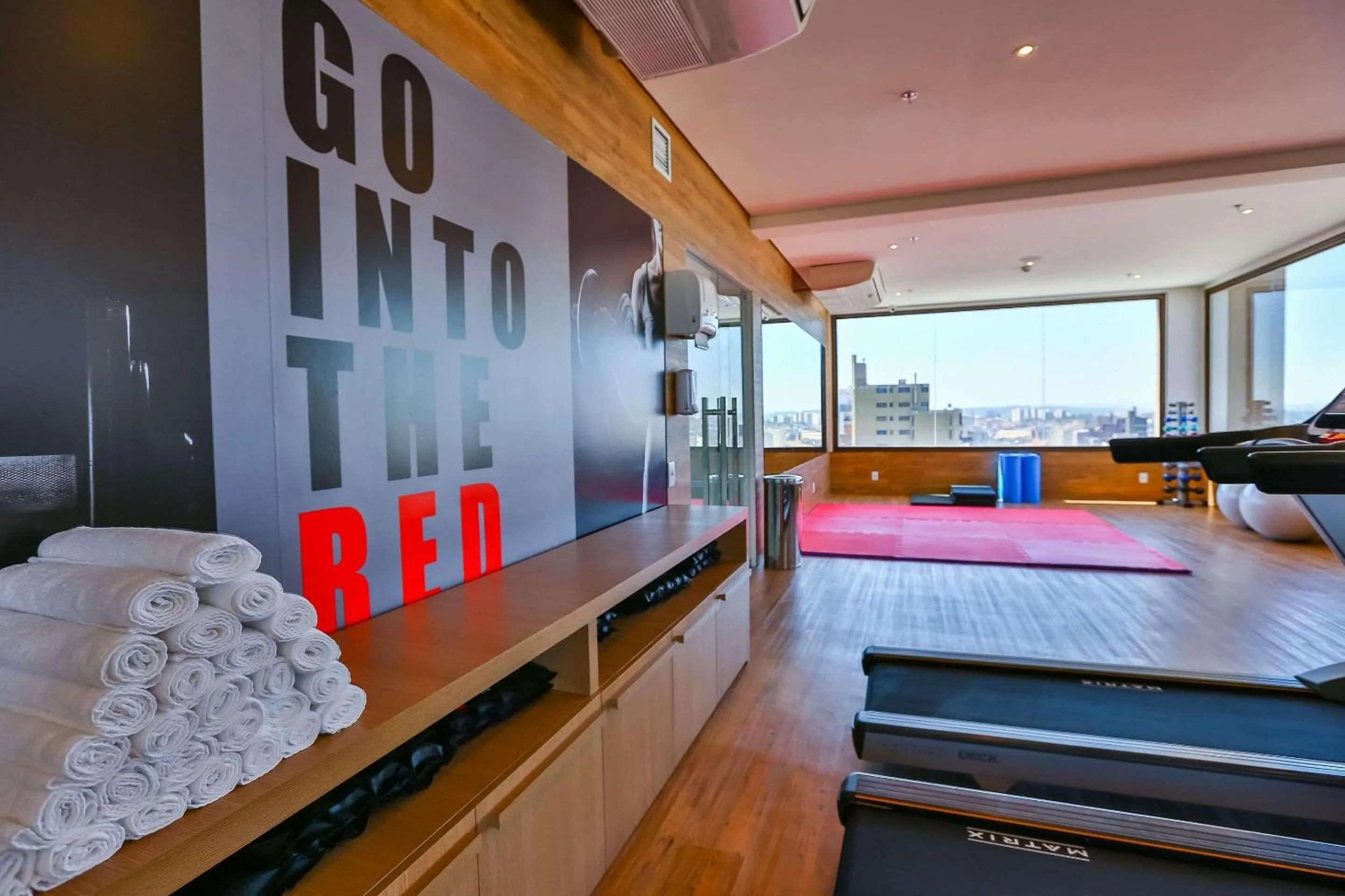 Fitness centre/facilities, Bed in Radisson RED Campinas