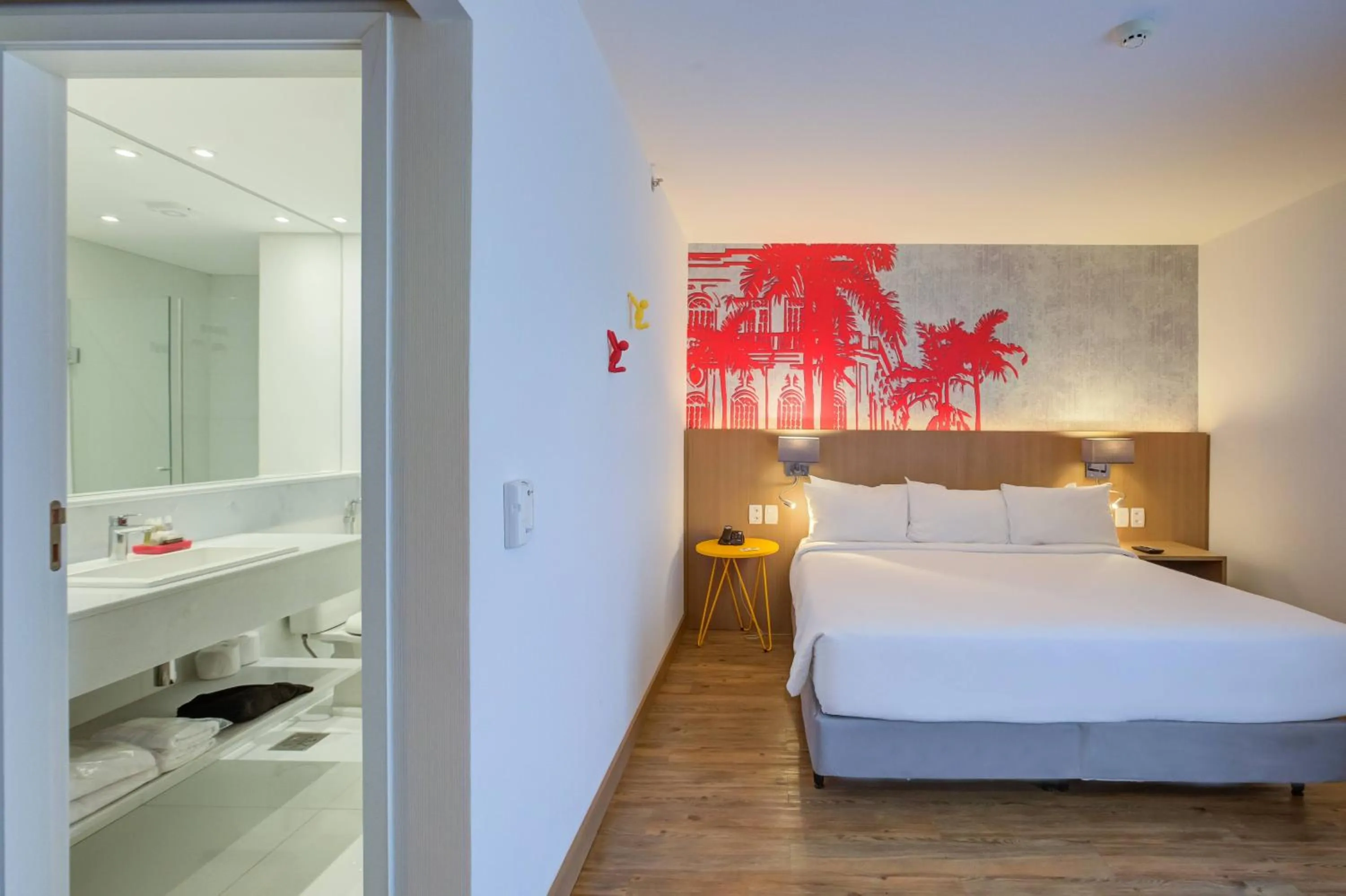 Photo of the whole room, Bed in Radisson RED Campinas