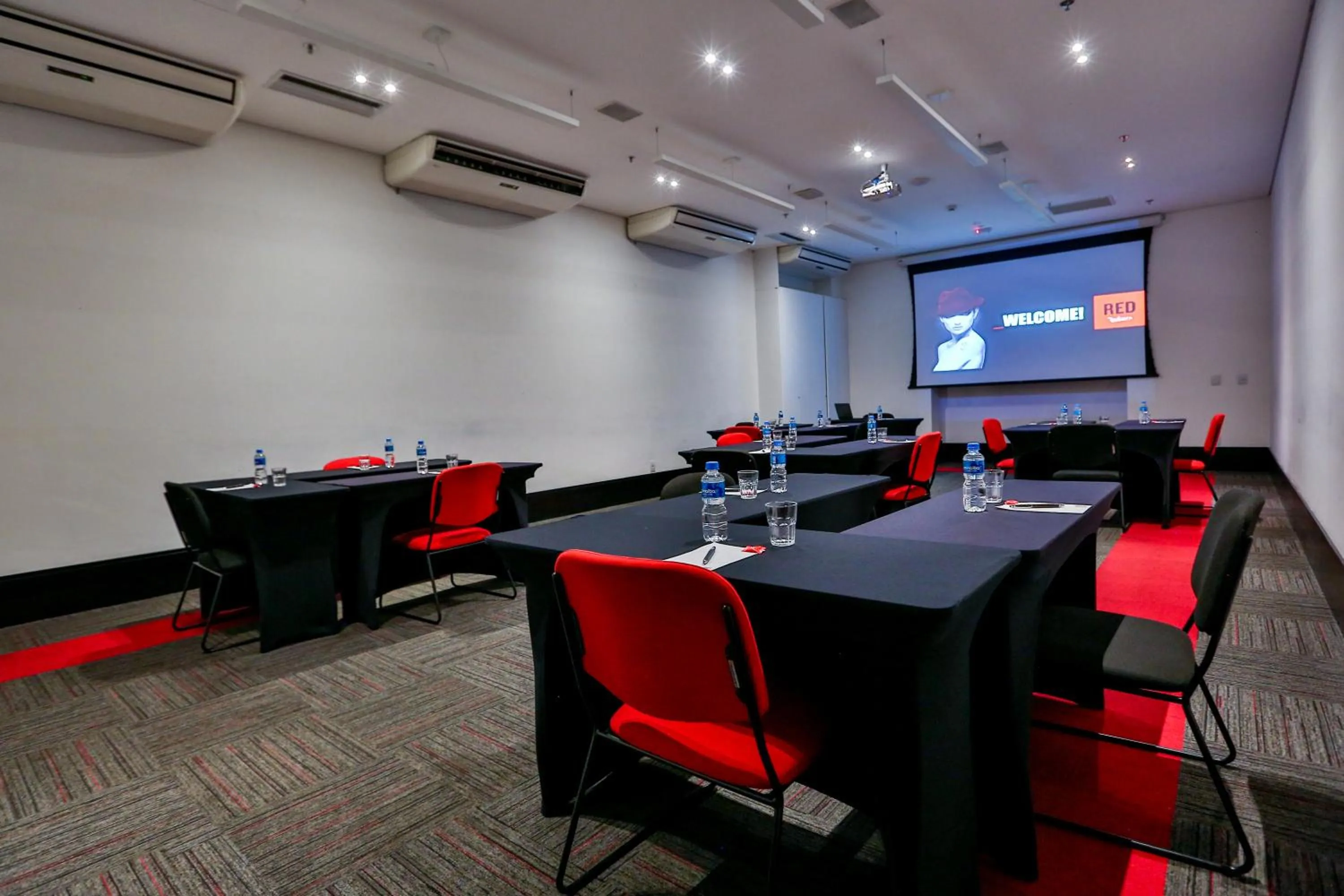 Meeting/conference room in Radisson RED Campinas