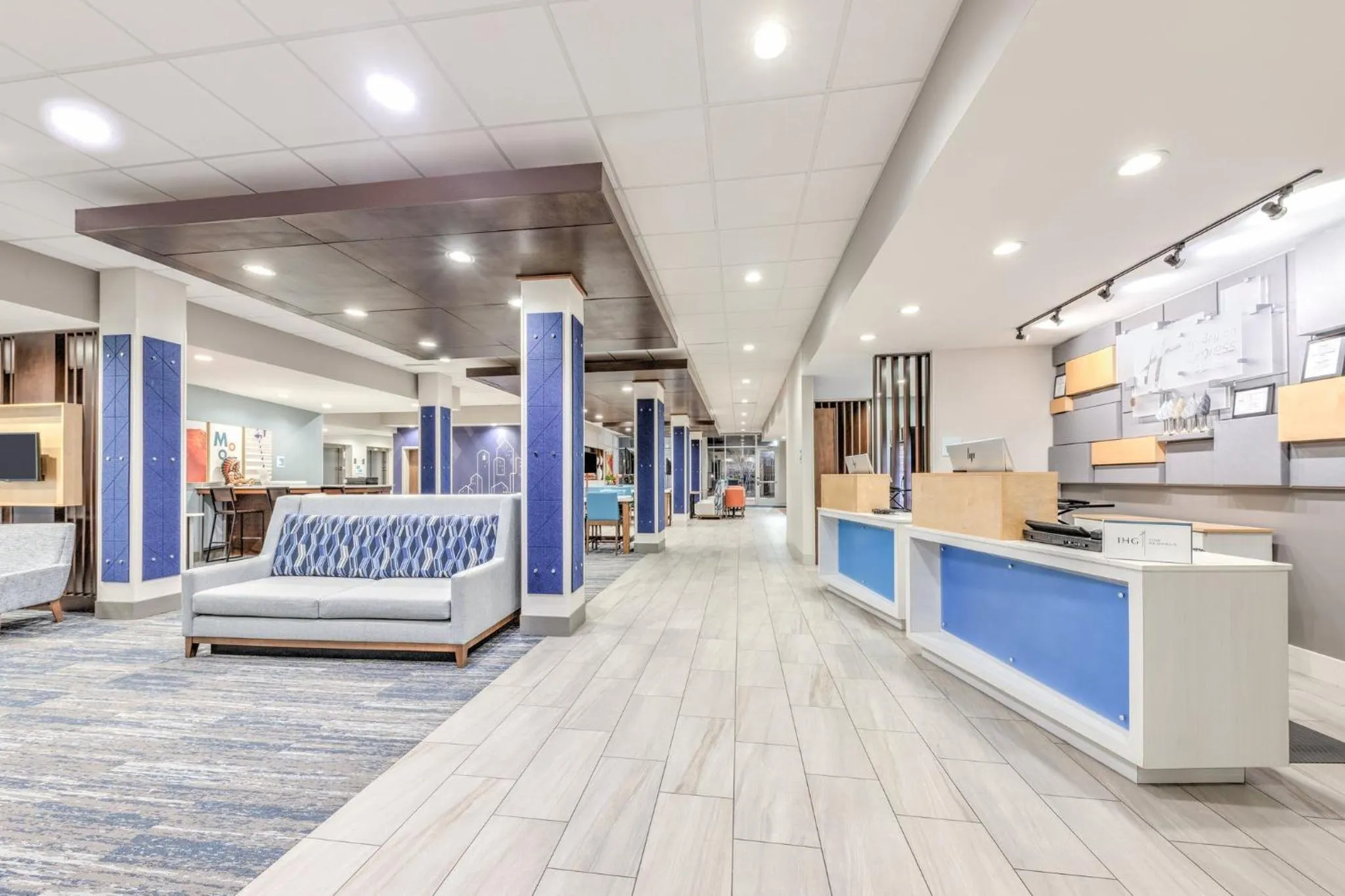 Property building, Bed in Holiday Inn Express & Suites Moore by IHG