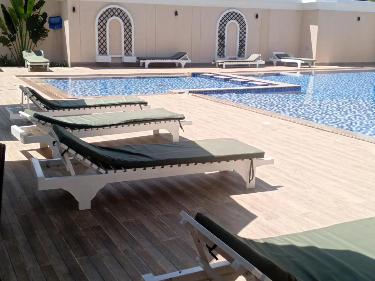 Swimming pool in Three Steers Hotel