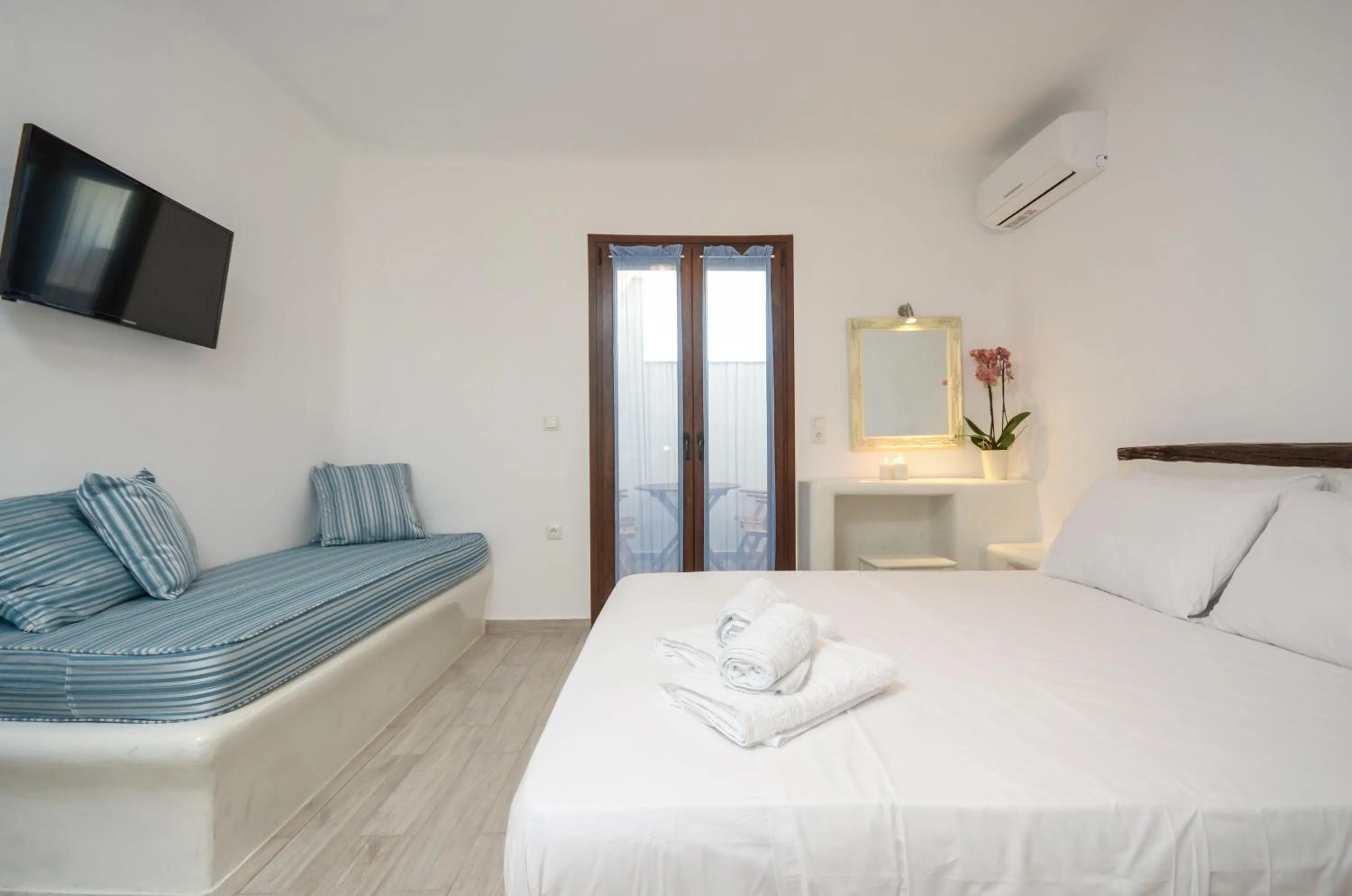 Photo of the whole room, Bed in Villa Kastraki