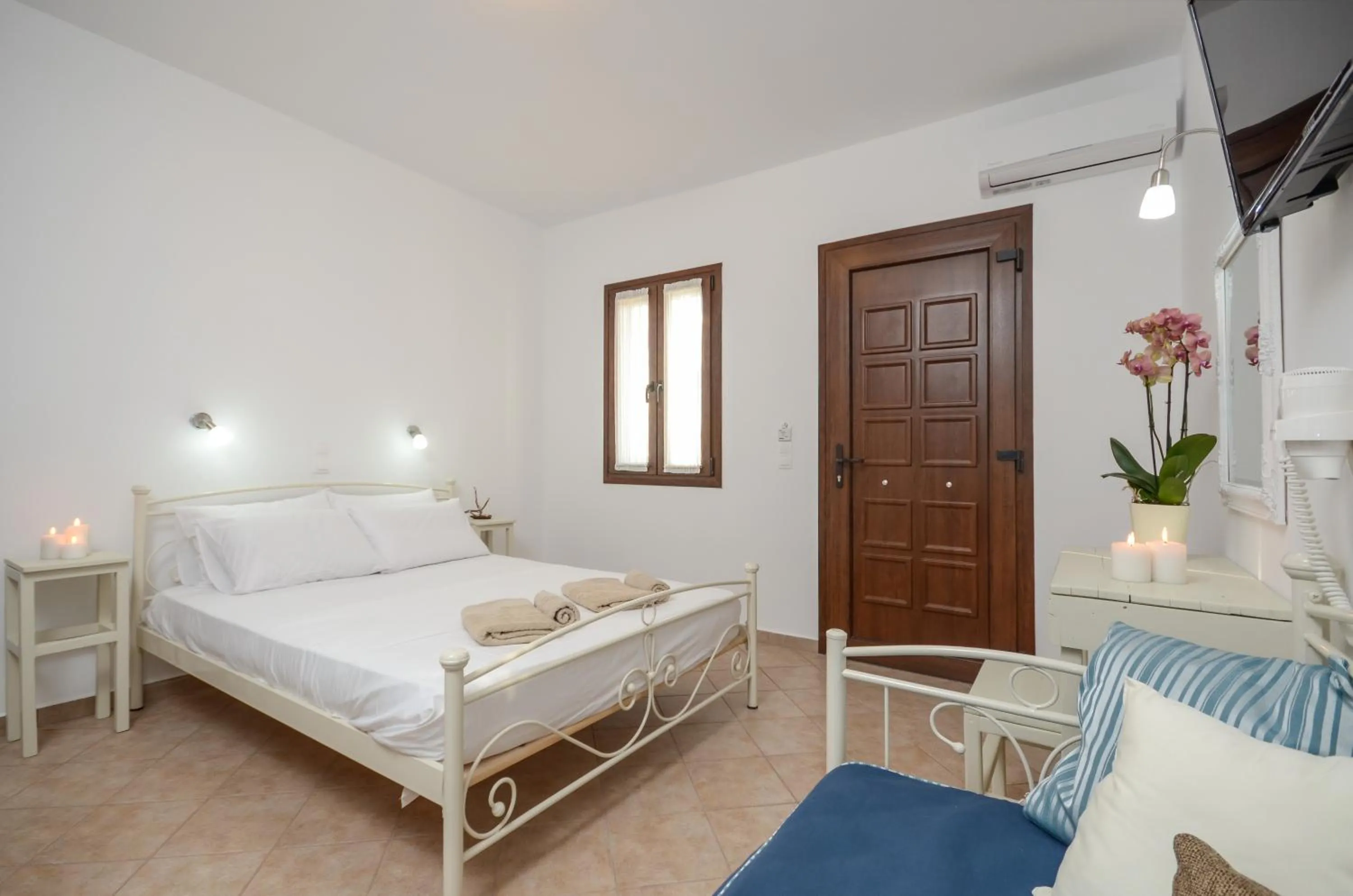 Photo of the whole room, Bed in Villa Kastraki