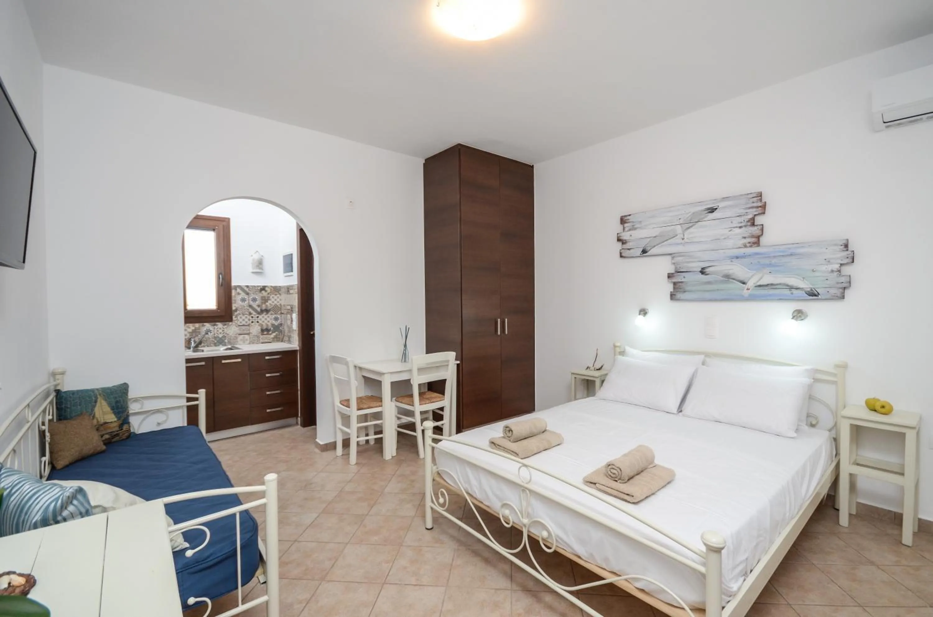 Photo of the whole room, Bed in Villa Kastraki