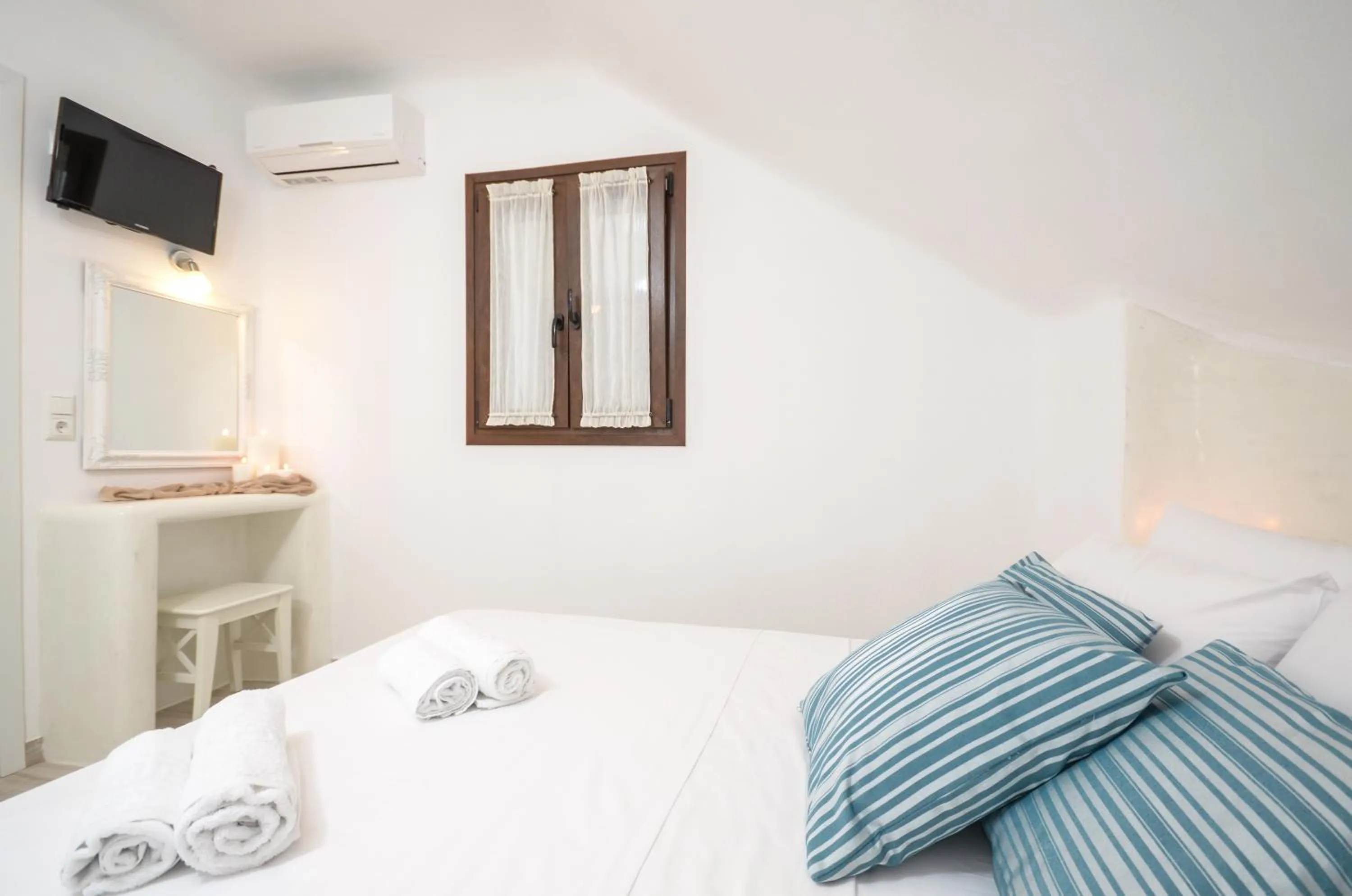 Photo of the whole room, Bed in Villa Kastraki