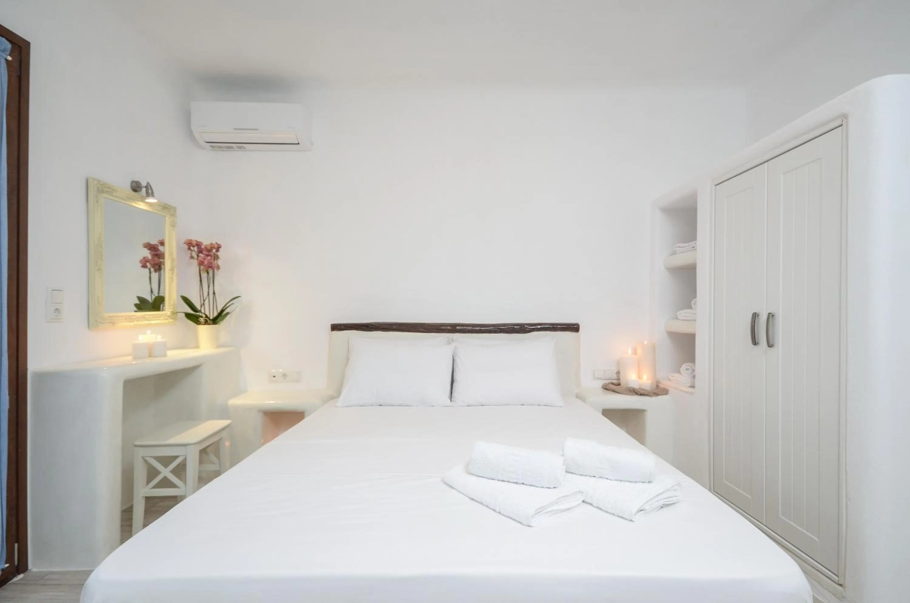 Photo of the whole room, Bed in Villa Kastraki