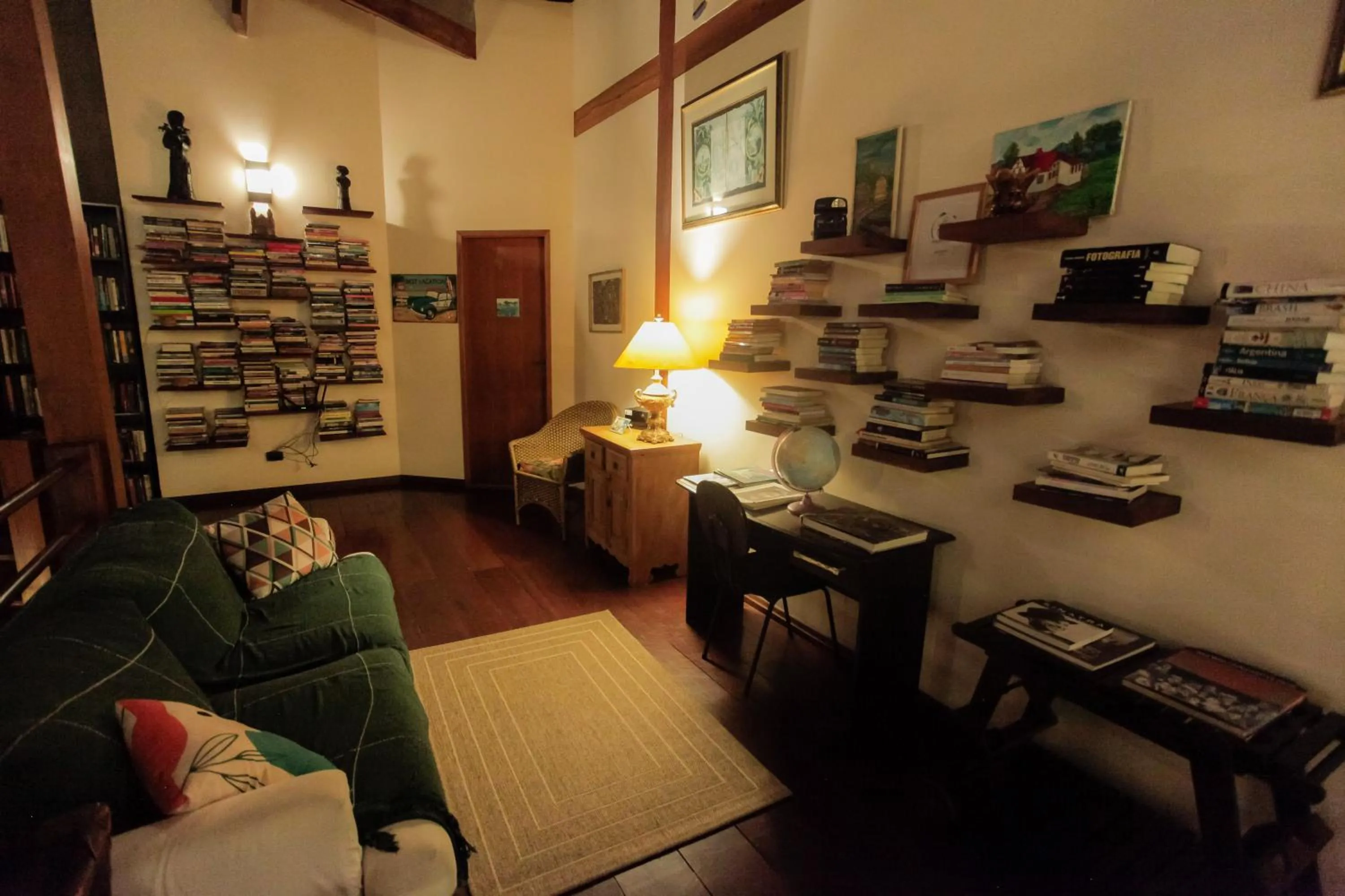 Library, Bed in Ubatuba Ecologic Pousada