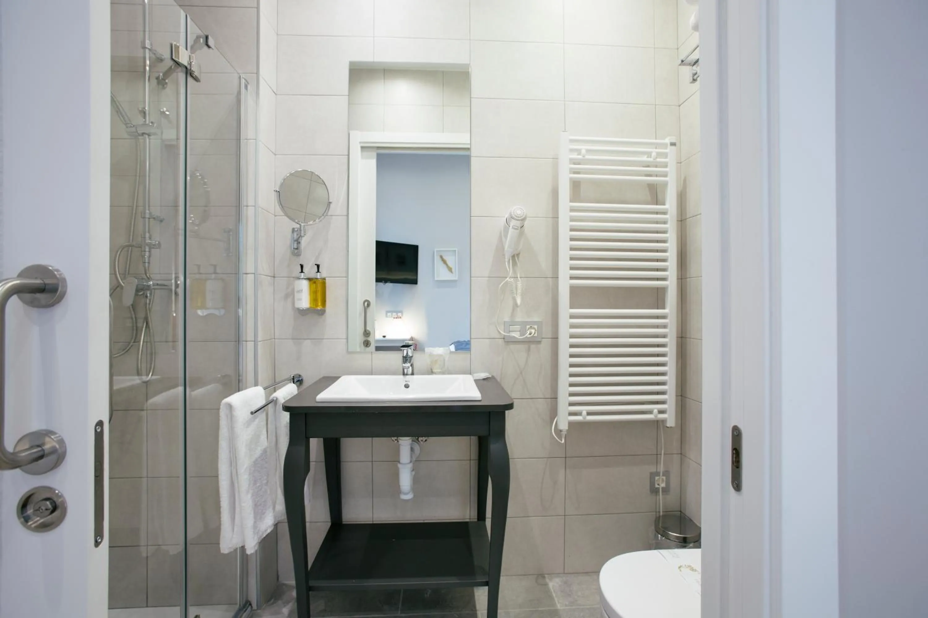 Bathroom in Legazpi Doce Rooms & Suites