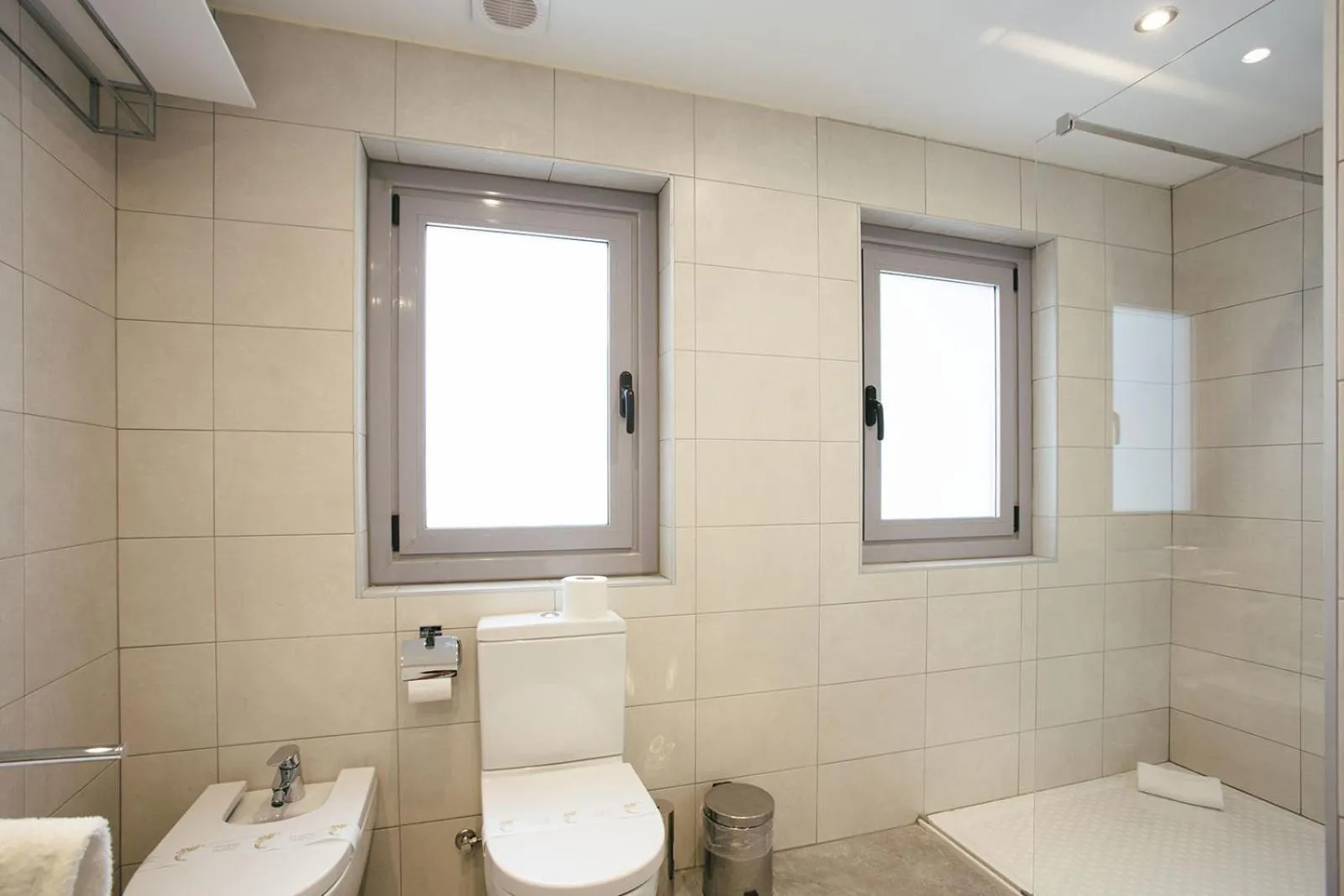 Bathroom in Legazpi Doce Rooms & Suites