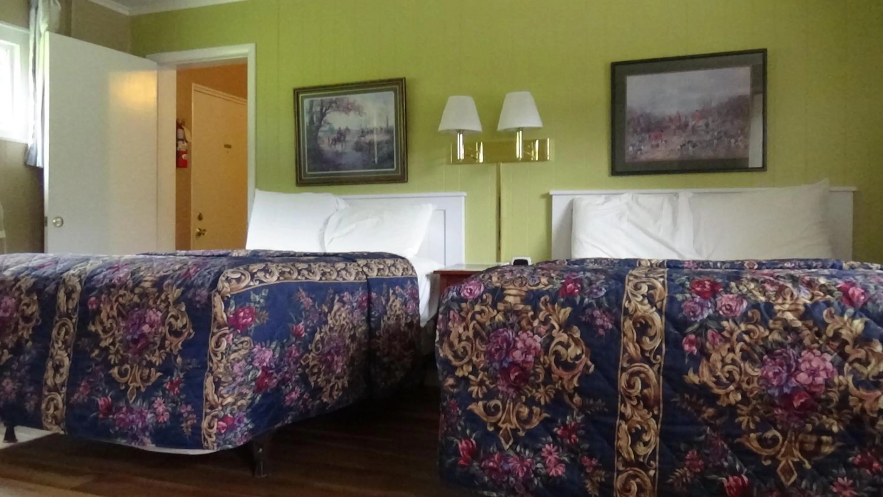 Bed in Roseloe Motel