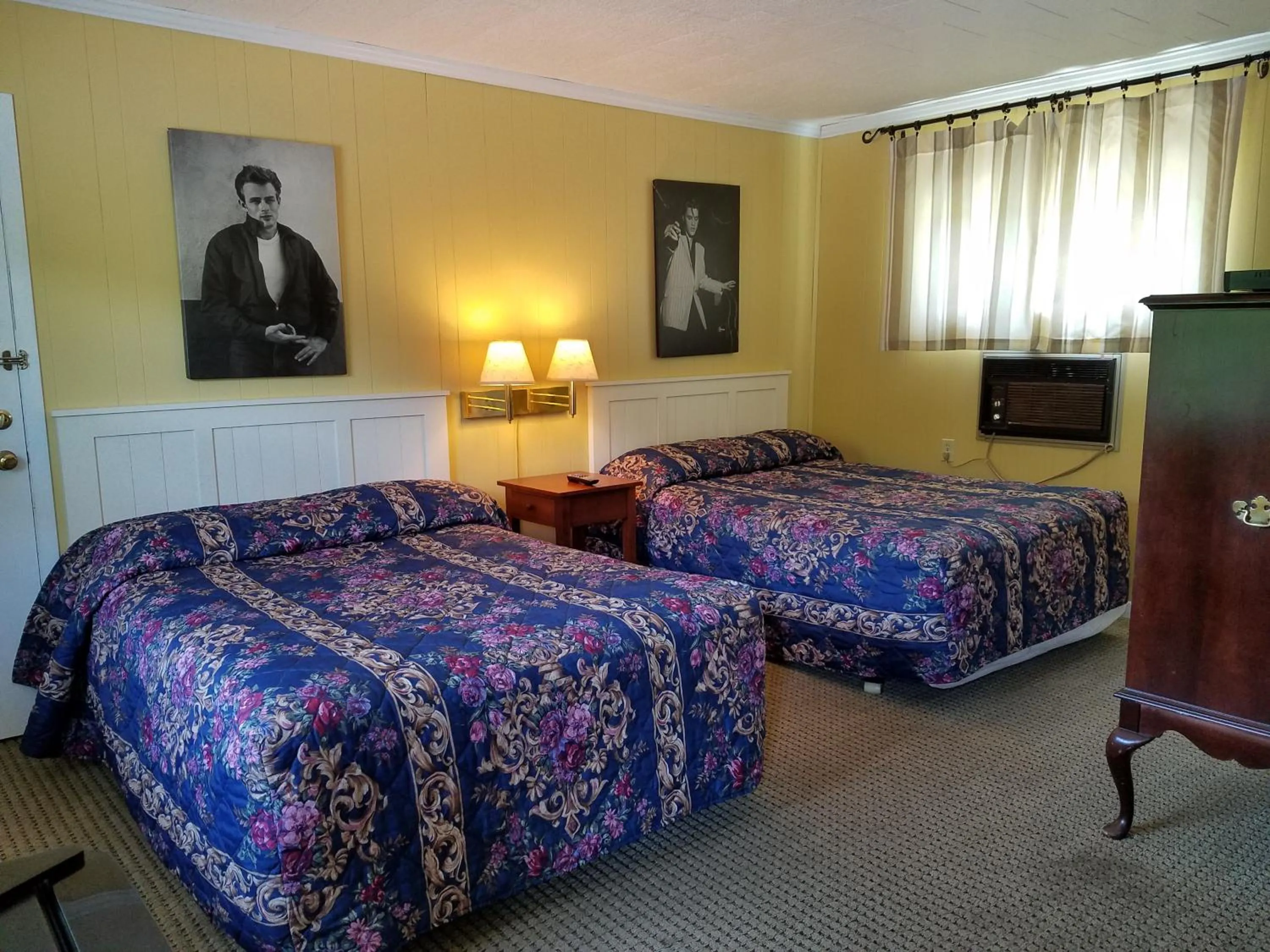 Bed in Roseloe Motel