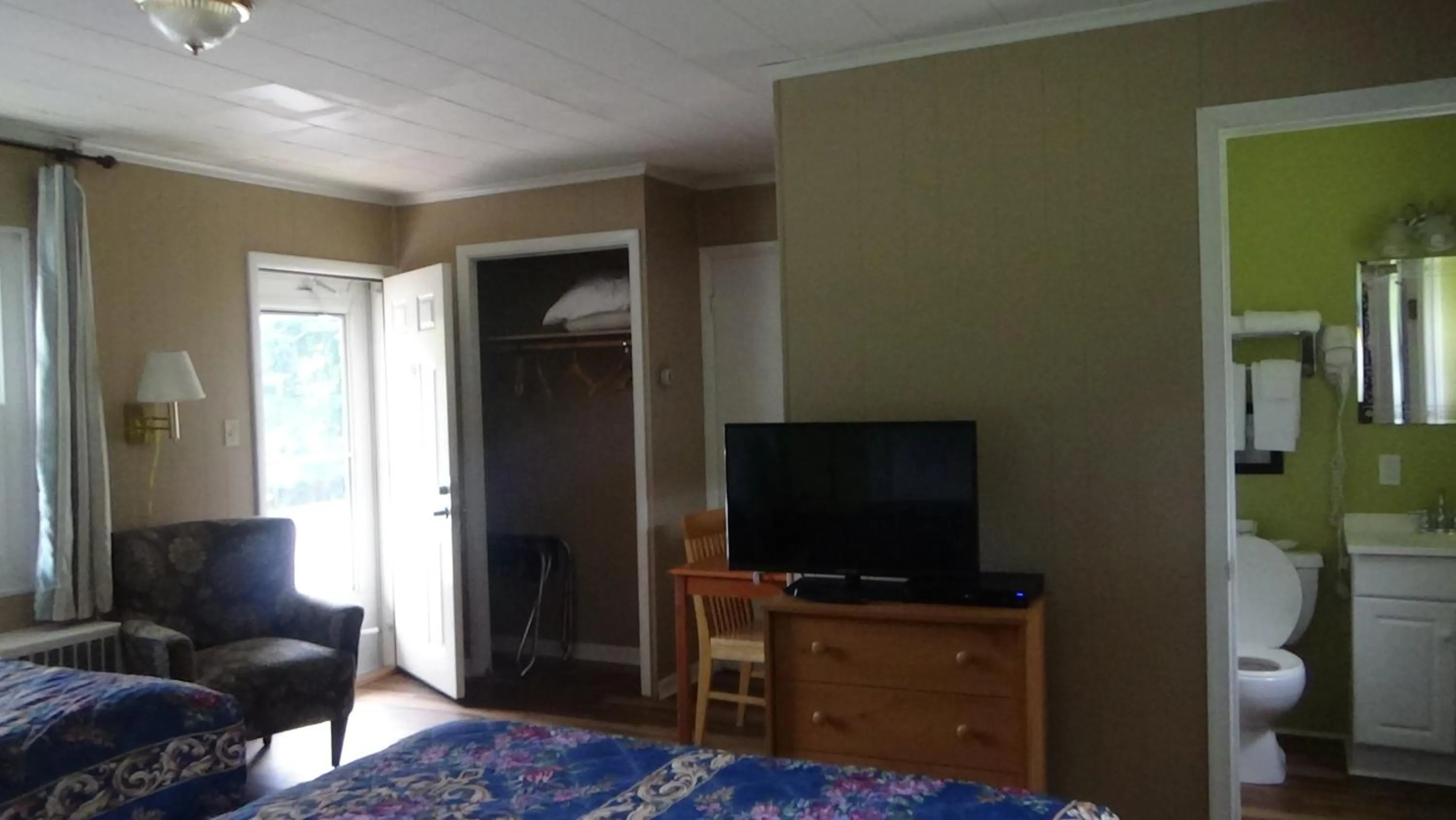 Bed in Roseloe Motel