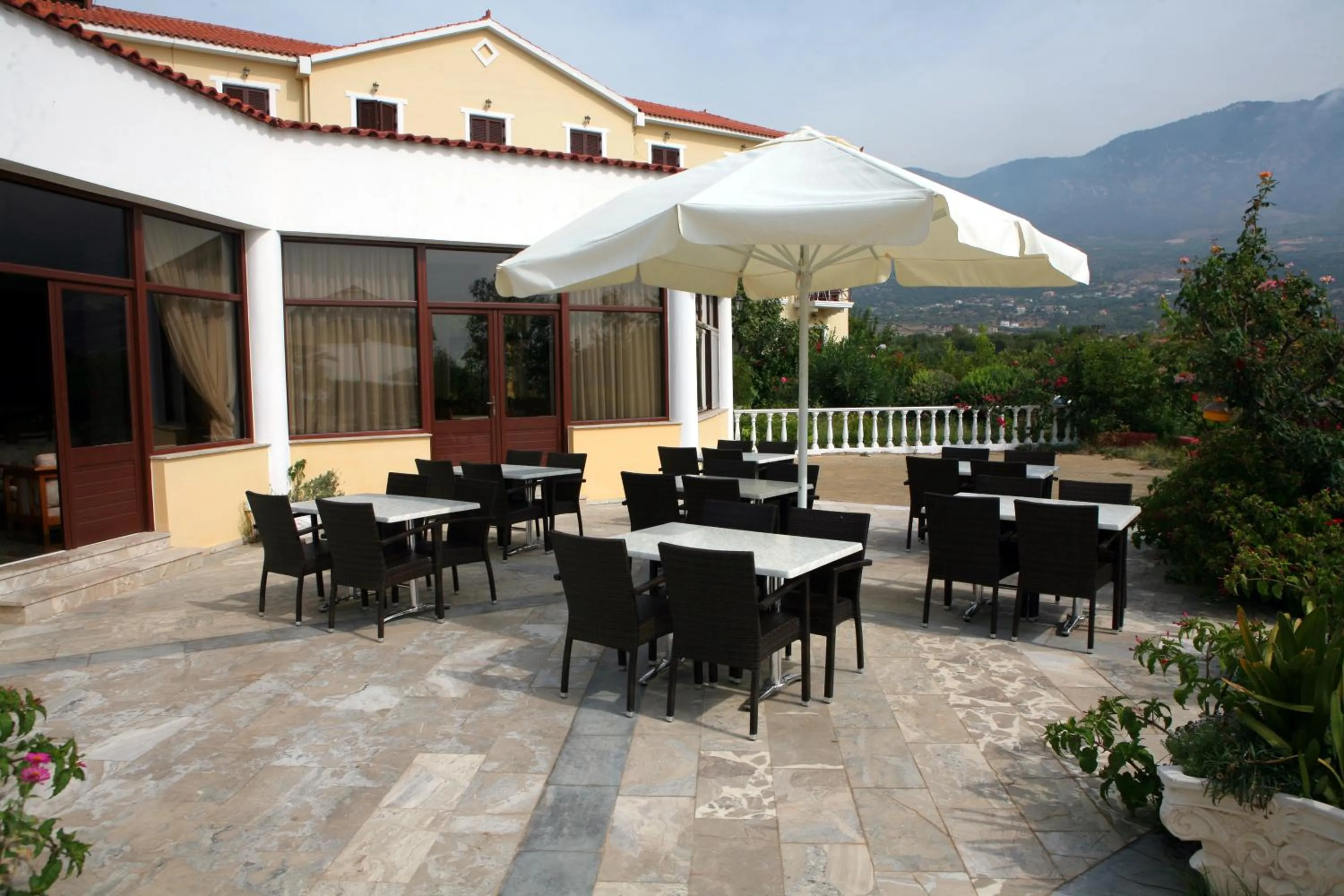 Restaurant/places to eat in Karavados Beach Hotel