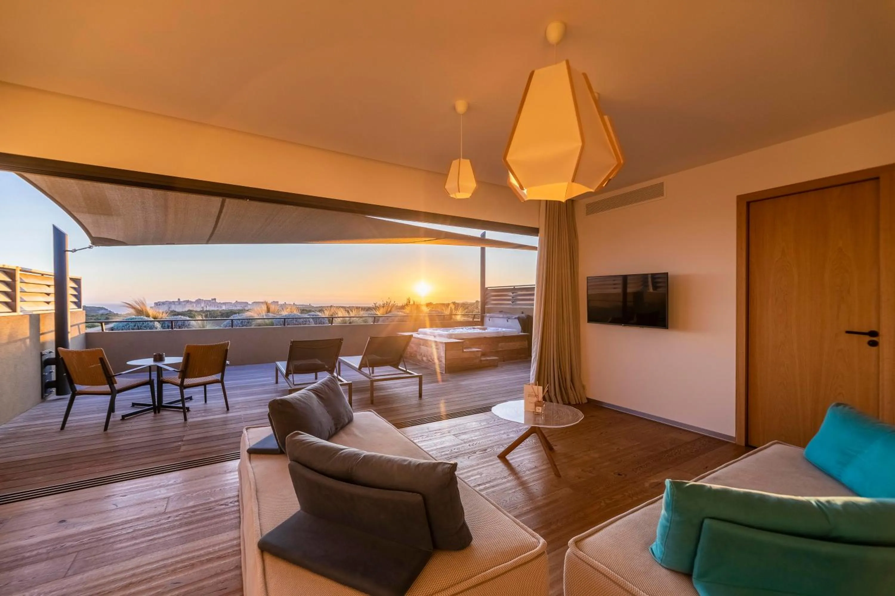 Hot Tub in Hôtel & Spa Version Maquis Citadelle